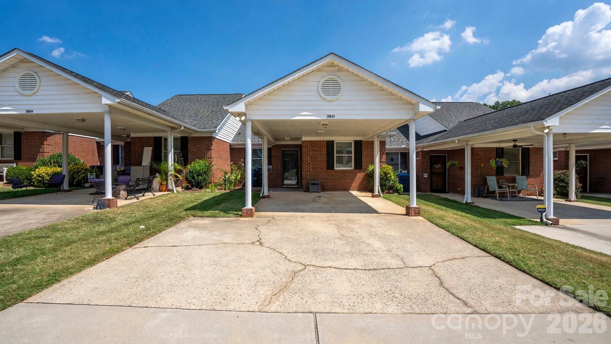 19942 Oak Leaf Circle — photo