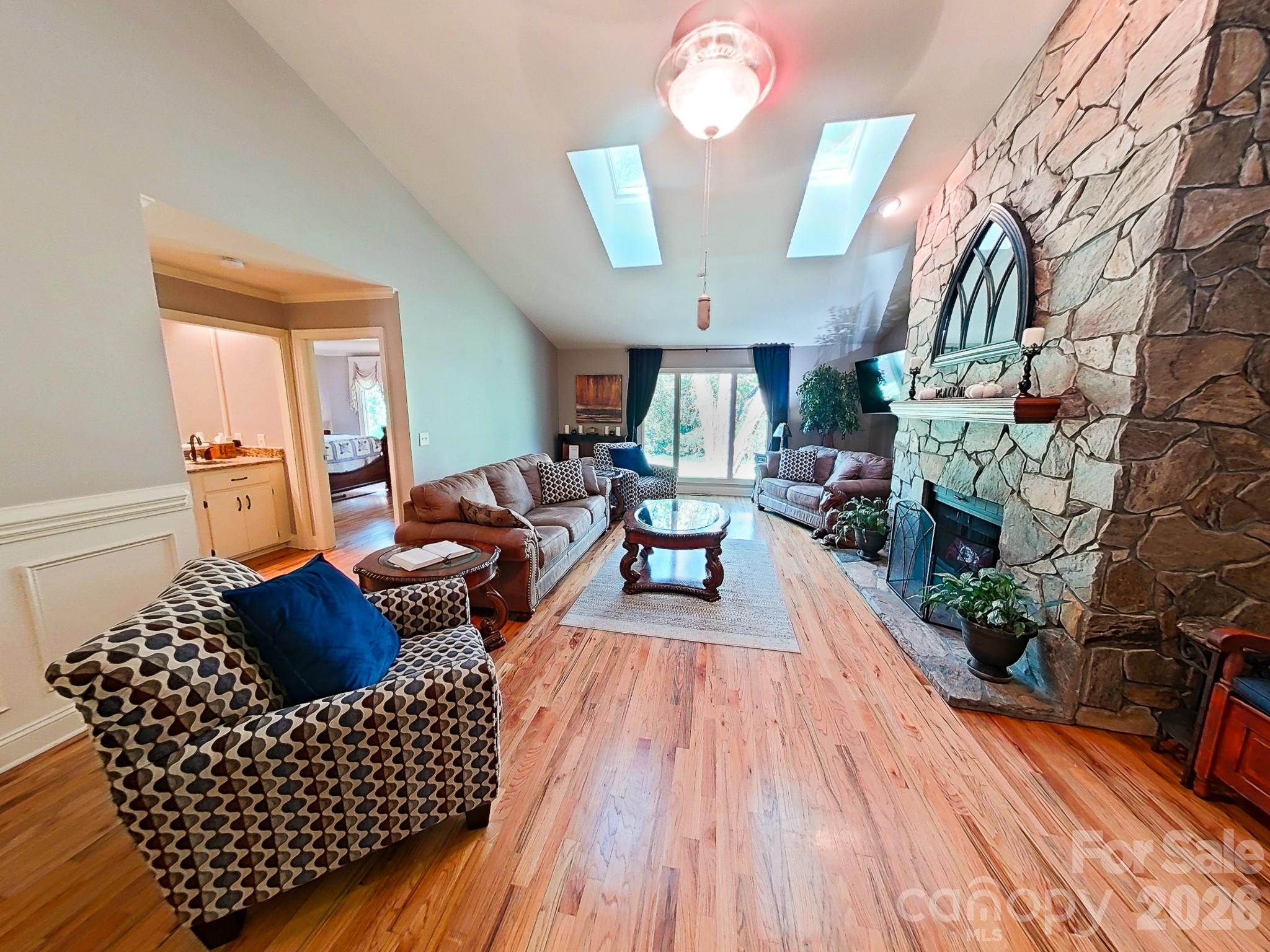 1004 Kenilworth Court NW — photo