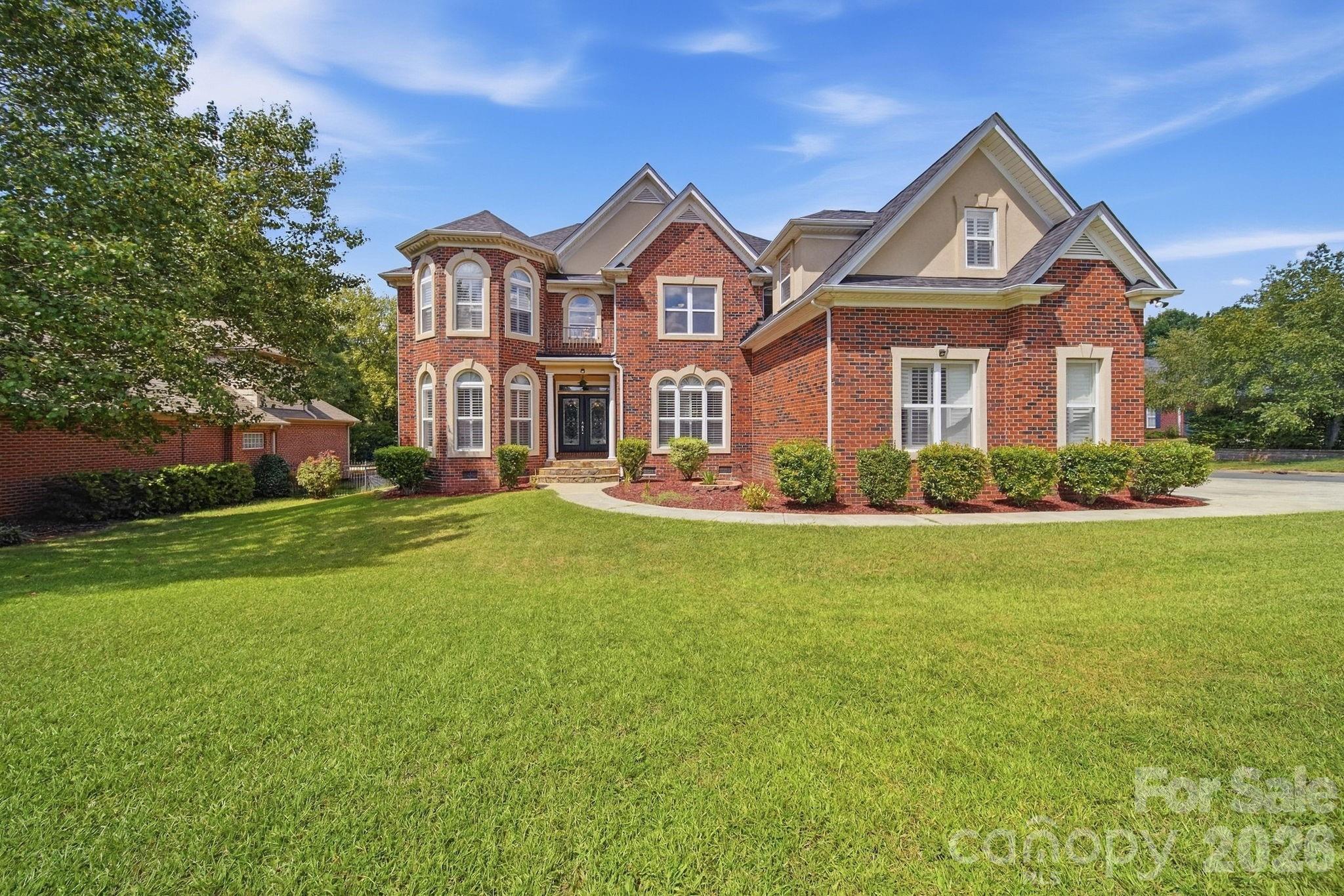 200 Thompson Court — photo
