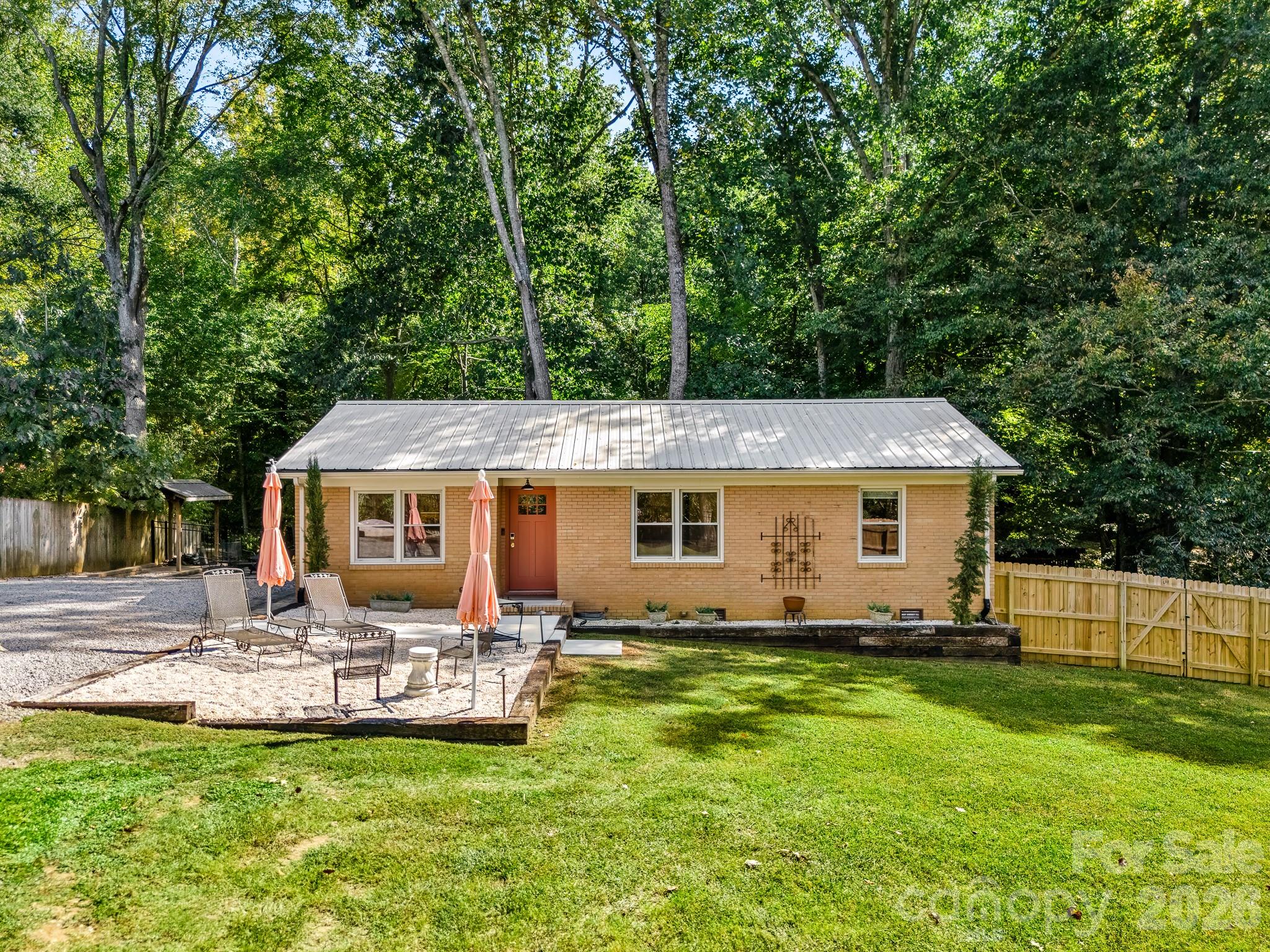8711 Ellis Road — photo