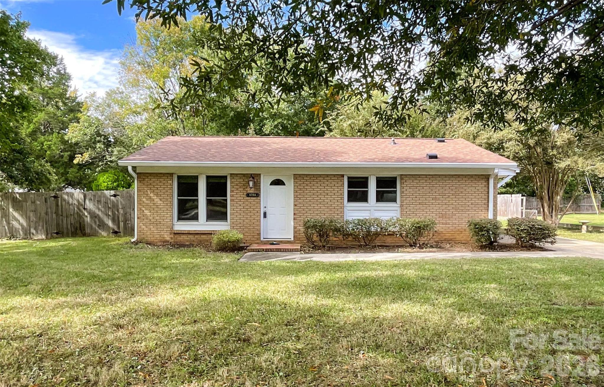 5704 Hillcrest Circle — photo