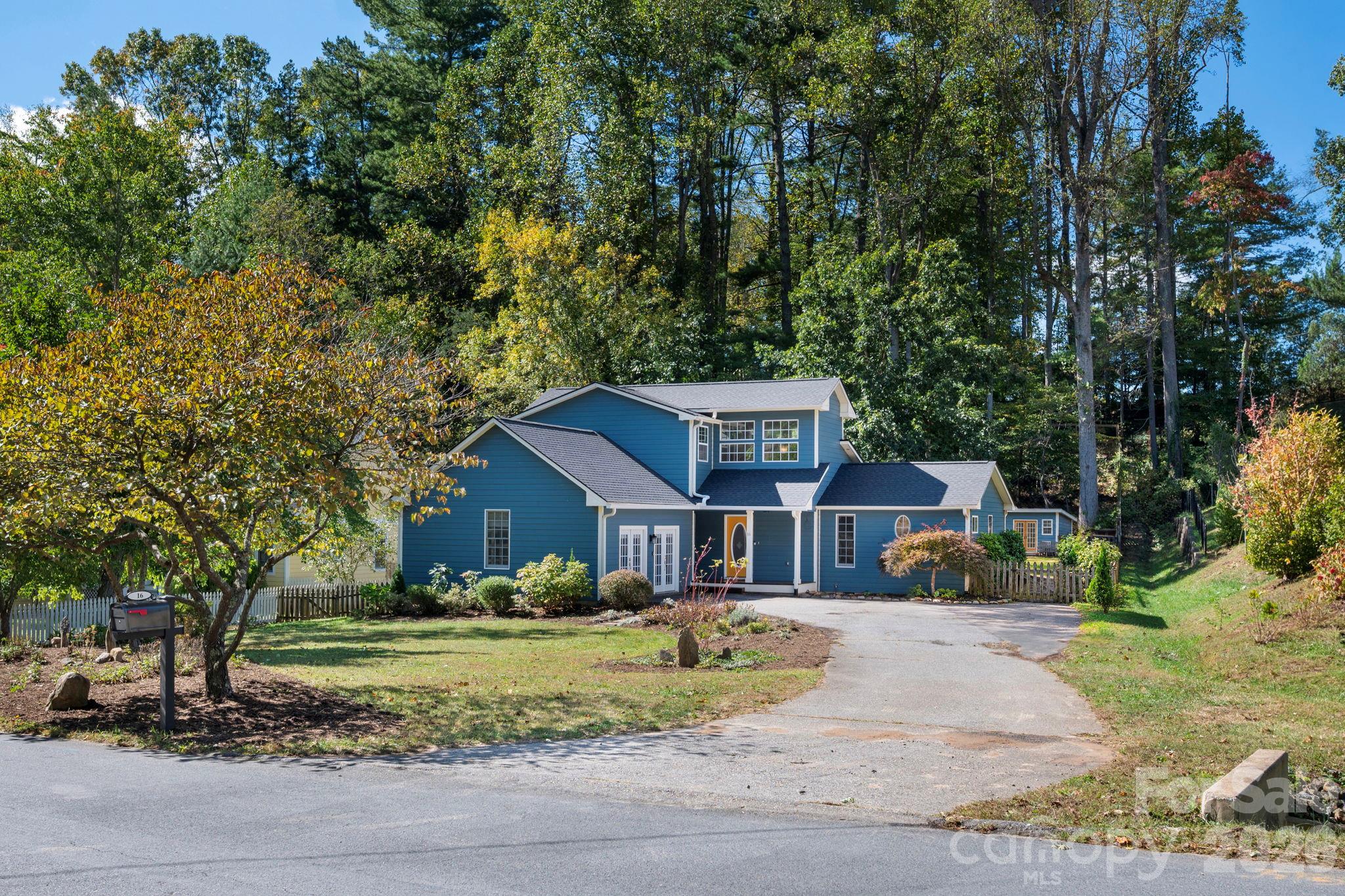 16 Pinecroft Road — photo