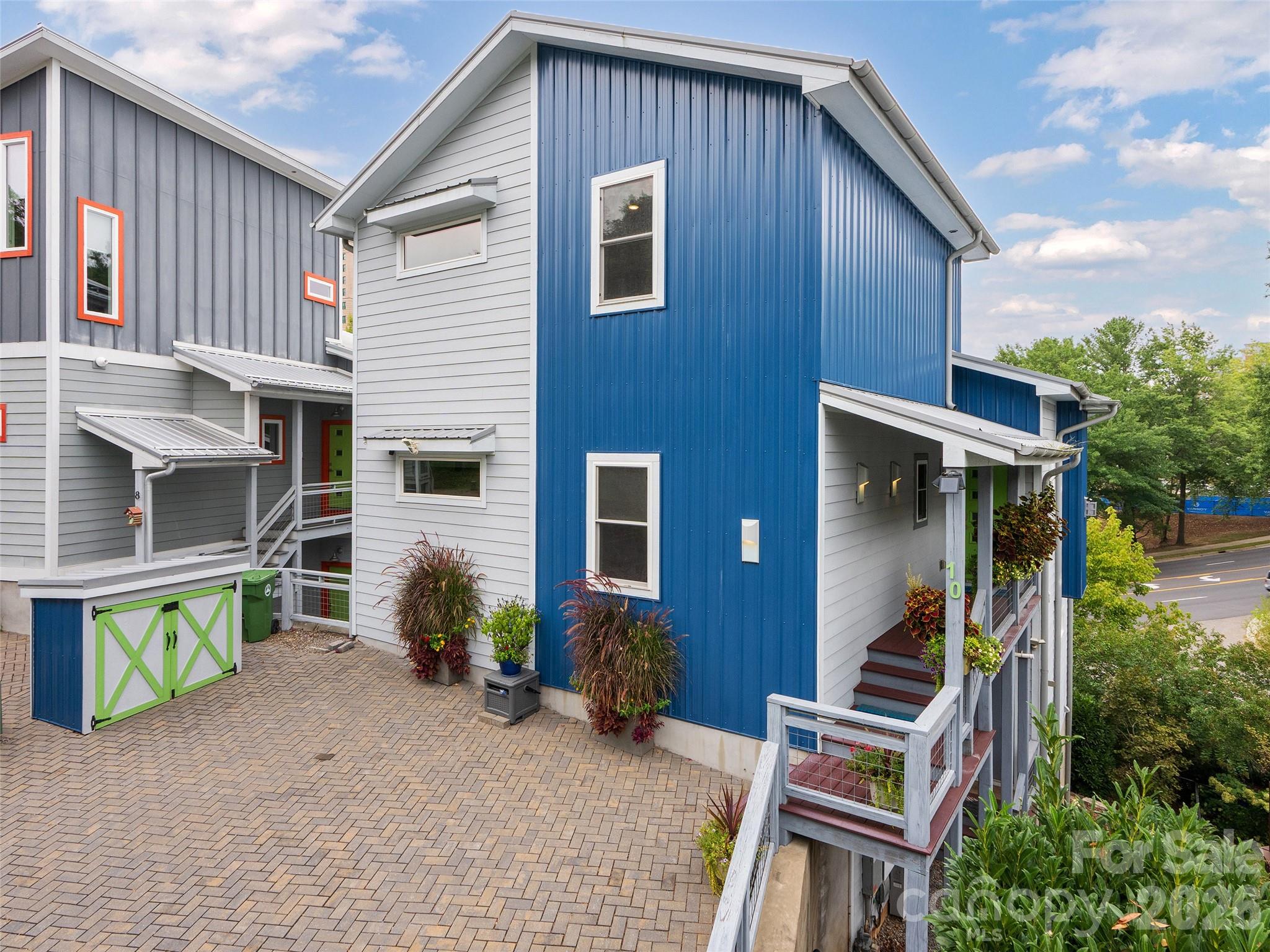 10 Birdhouse Row — photo