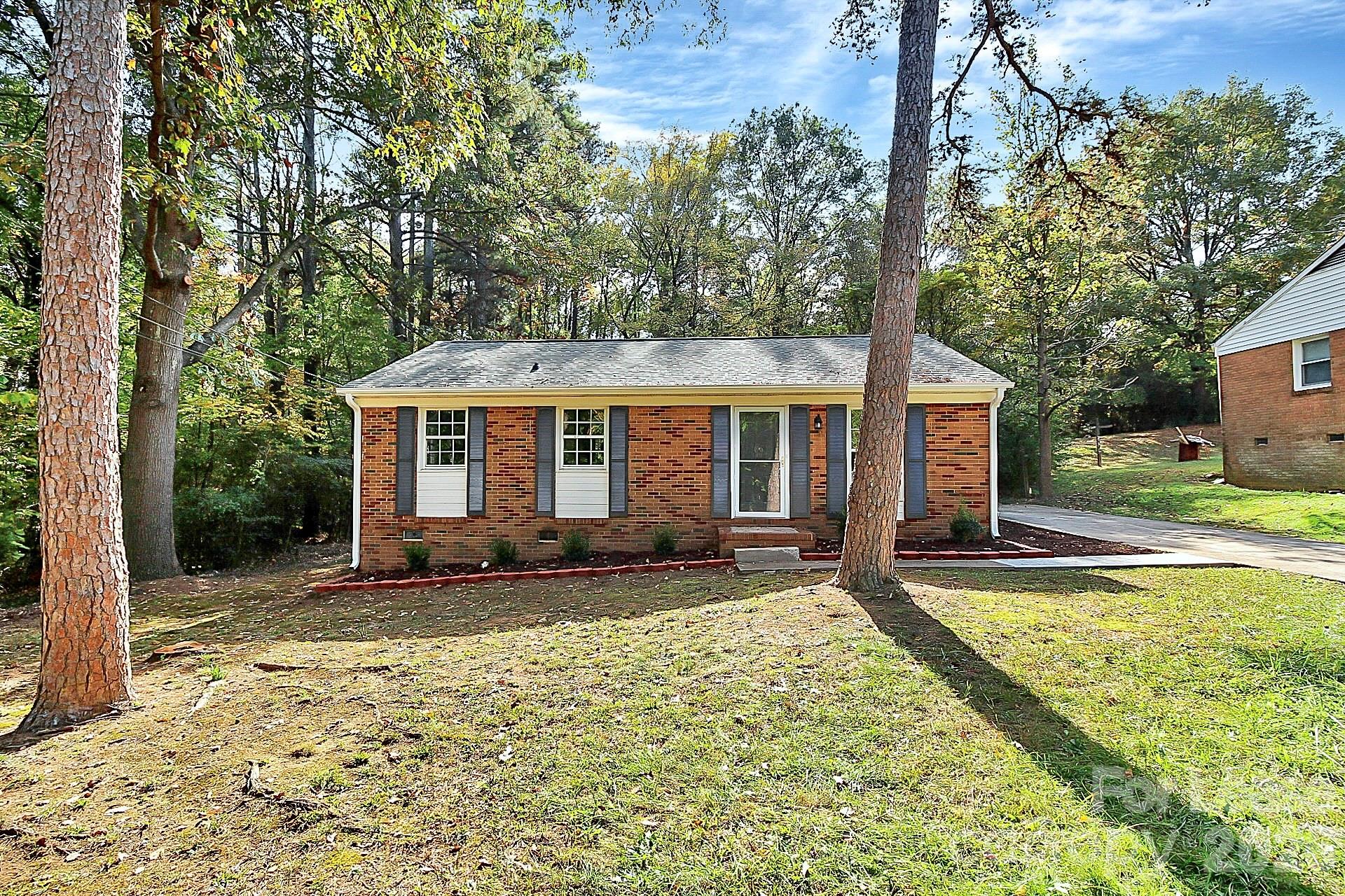 2310 Eastview Circle — photo
