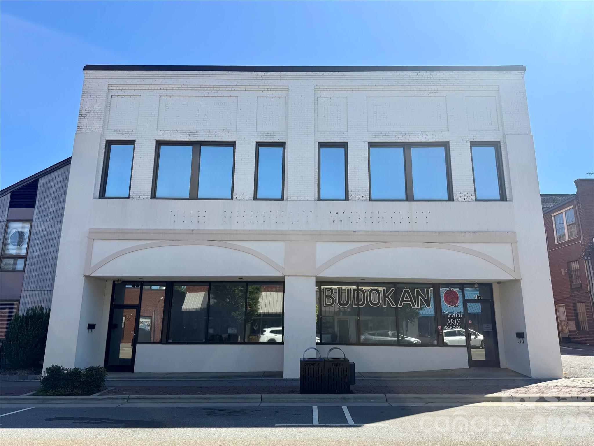 109 N Main Avenue — photo