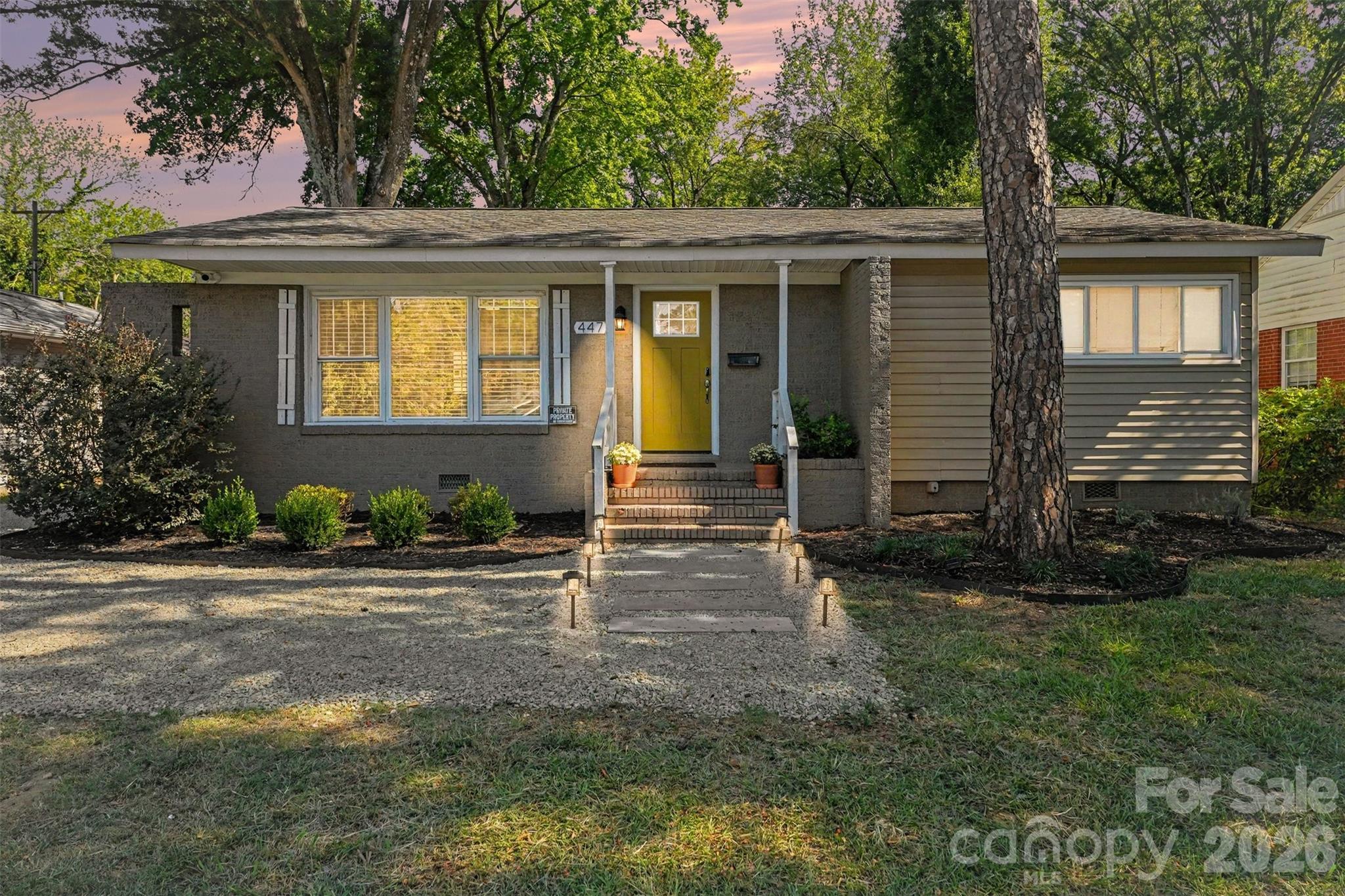 447 E Woodlawn Road — photo