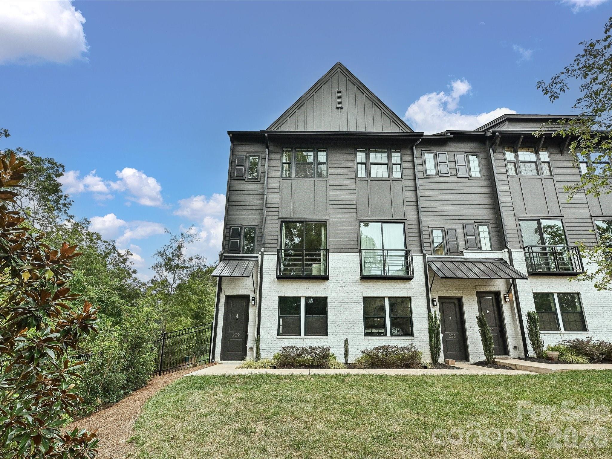 229 Sutton Park Lane — photo