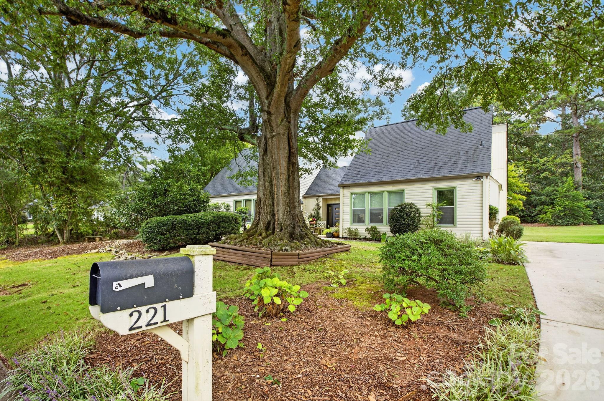 221 Saratoga Drive — photo
