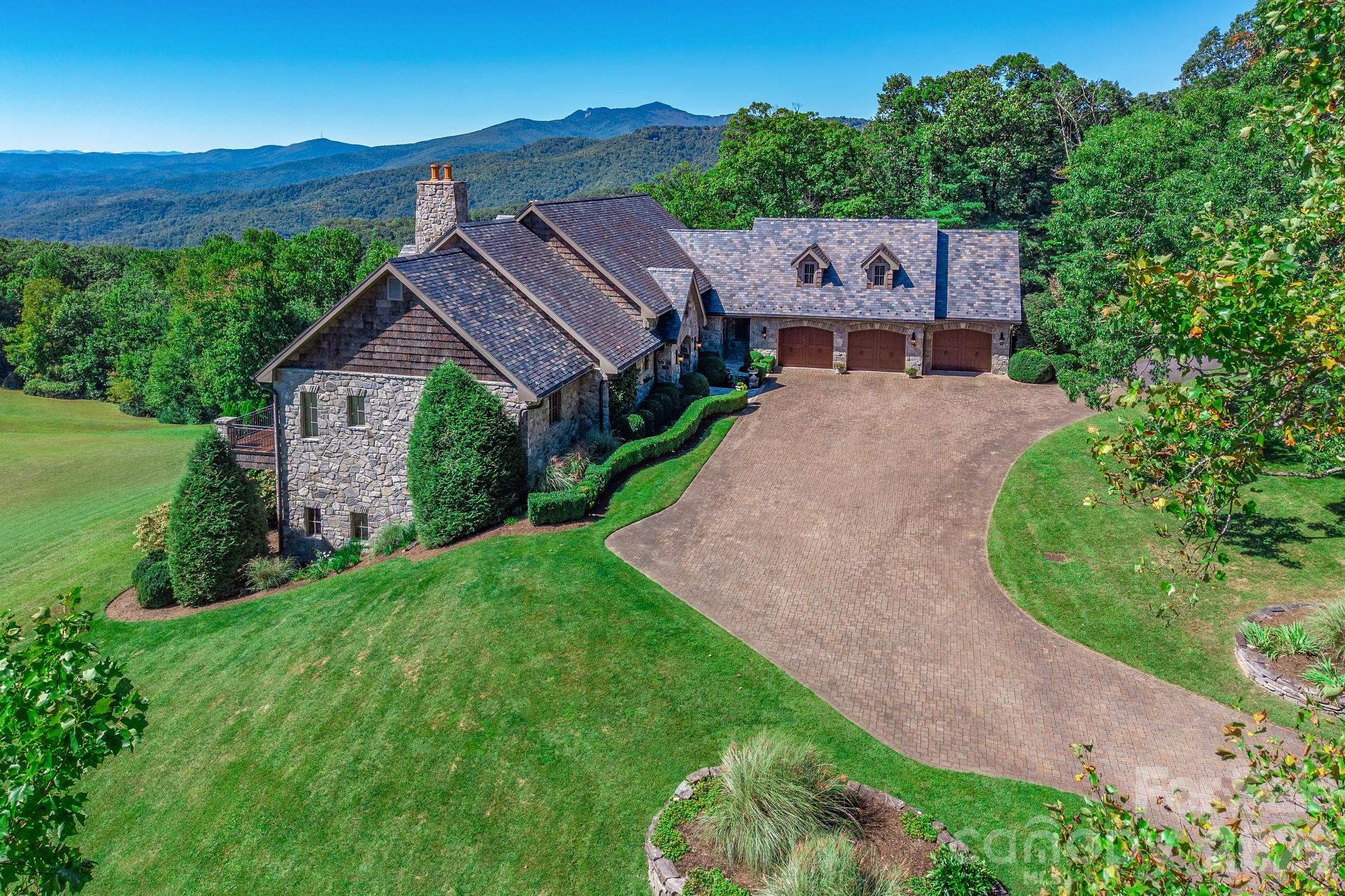 733 Dogwood Lane — photo