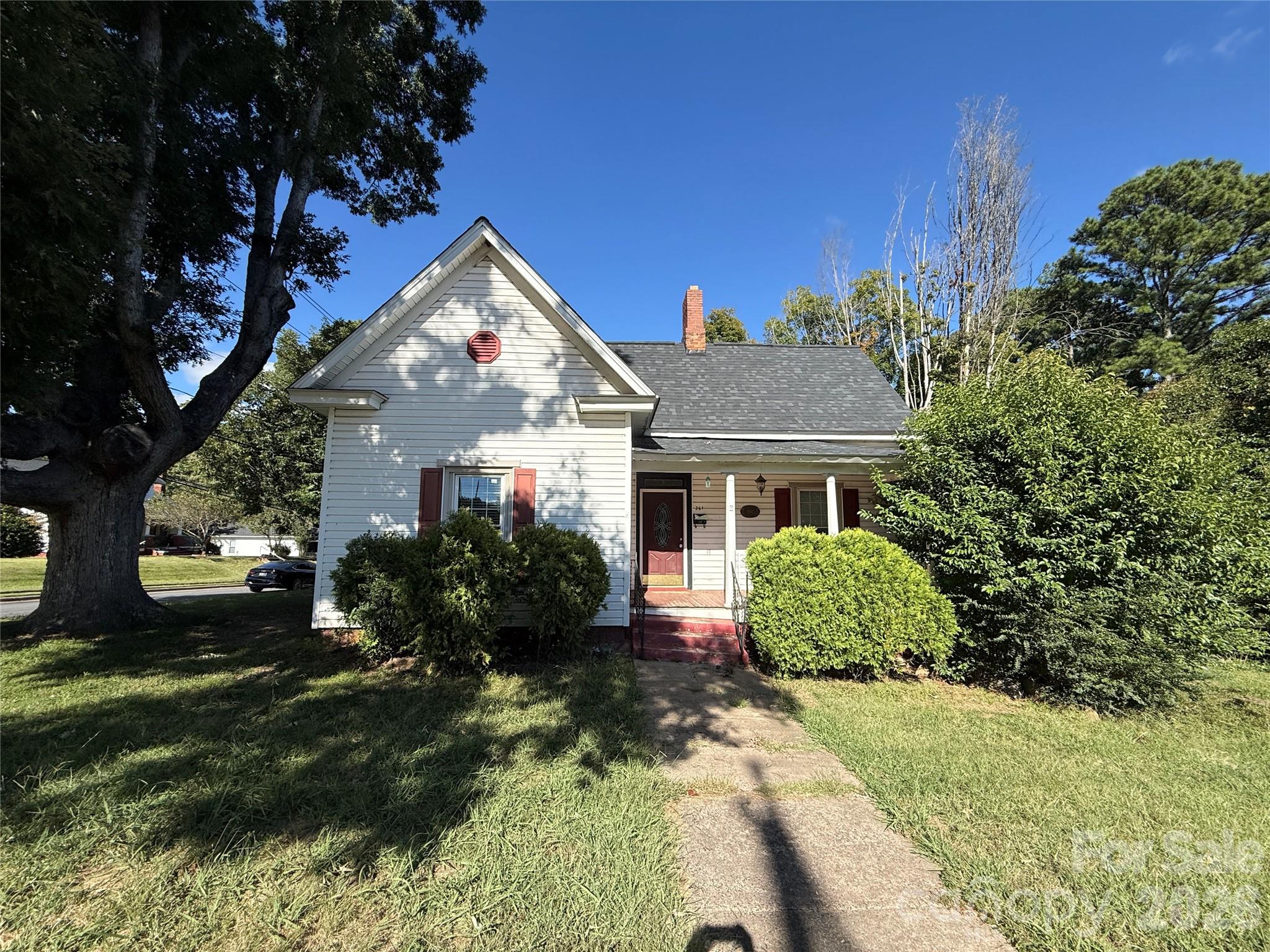 261 W Iredell Avenue — photo