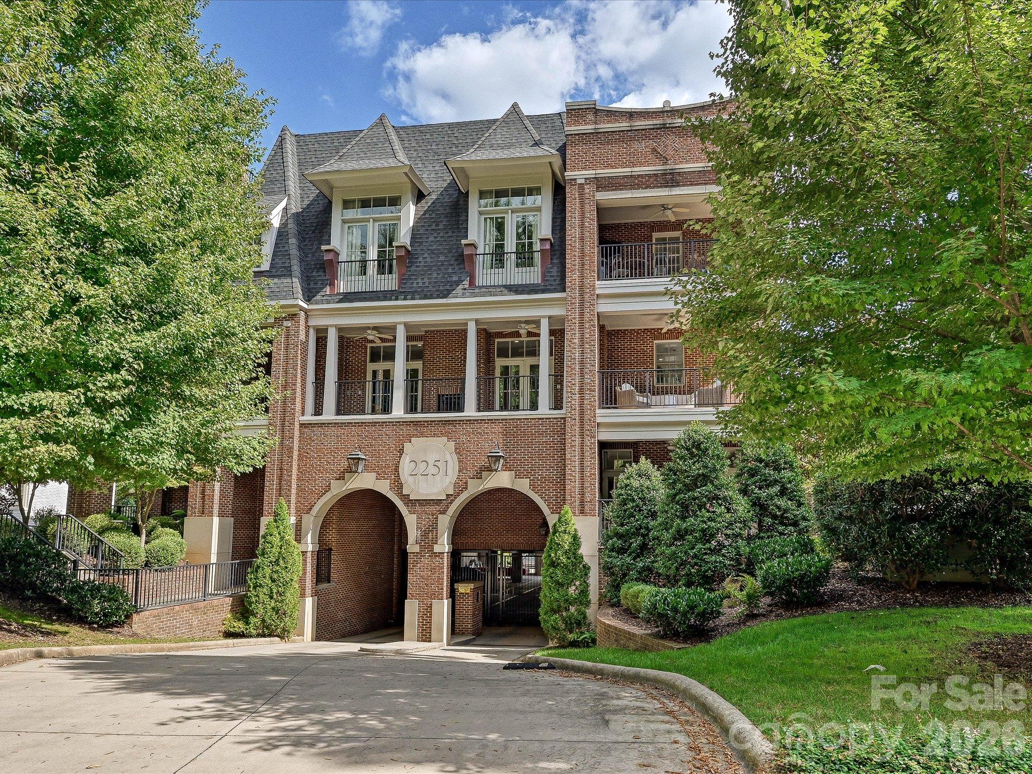 2251 Selwyn Avenue Unit 203 — photo