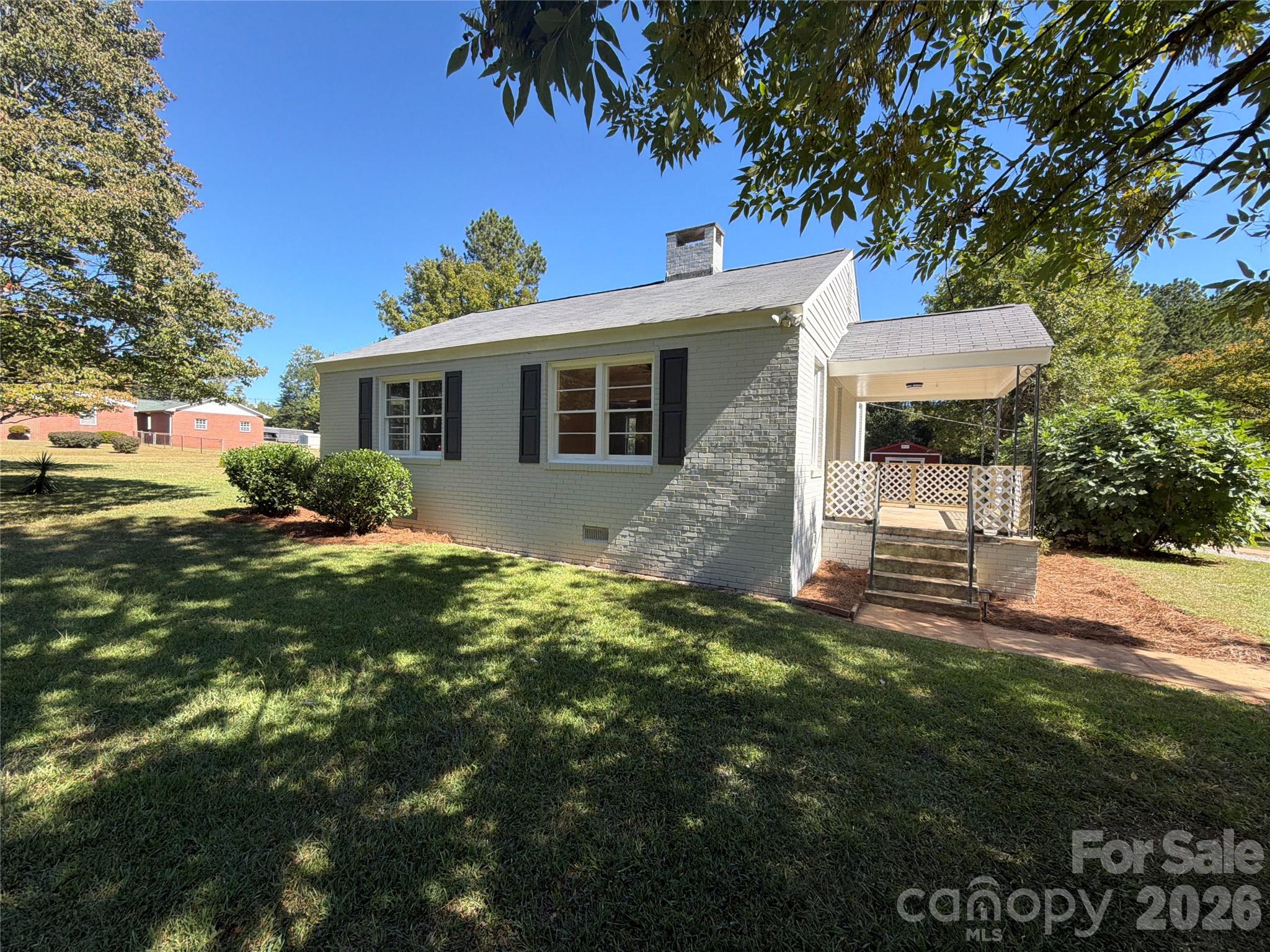 521 Grace Avenue — photo