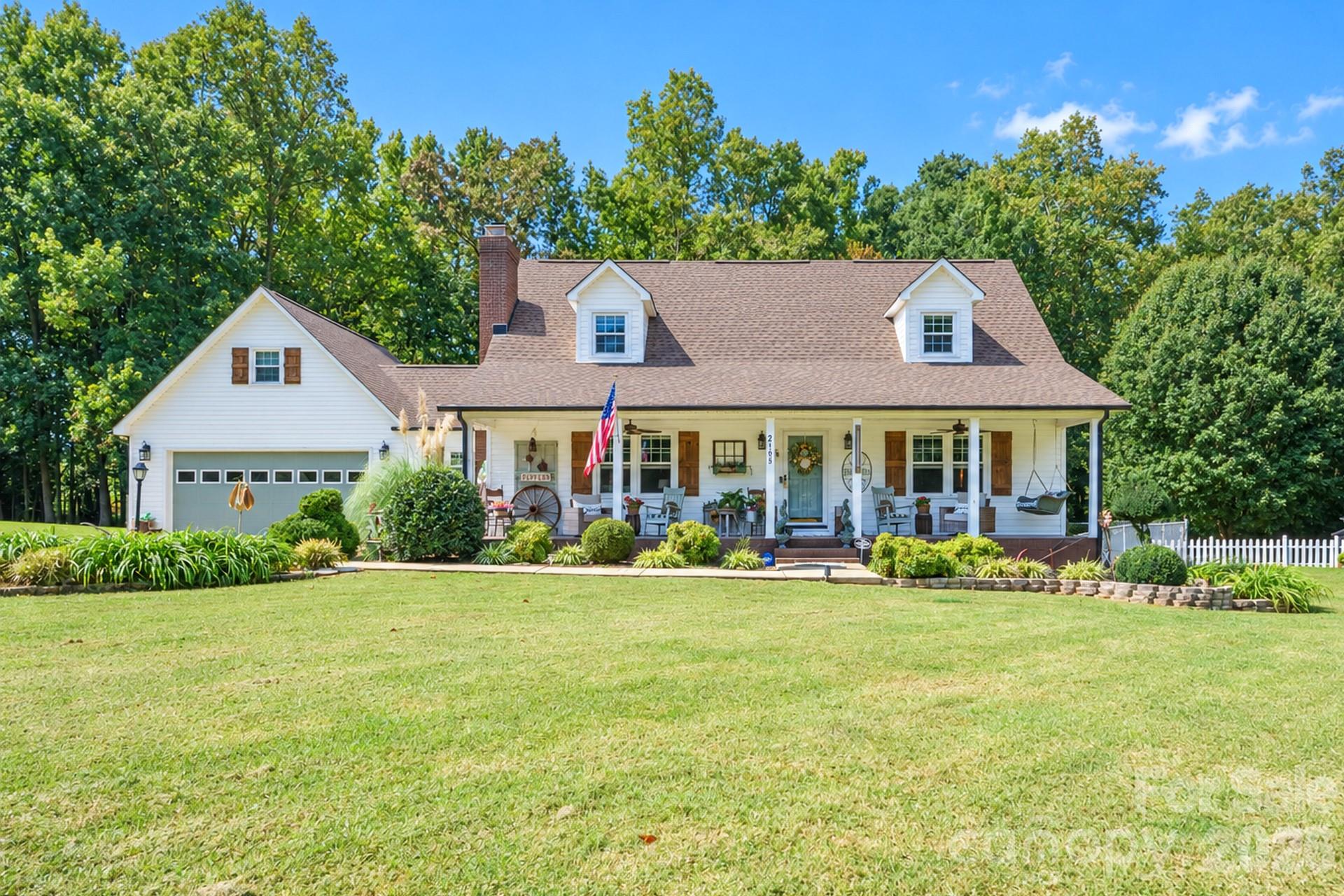 2105 Valley View Lane — photo