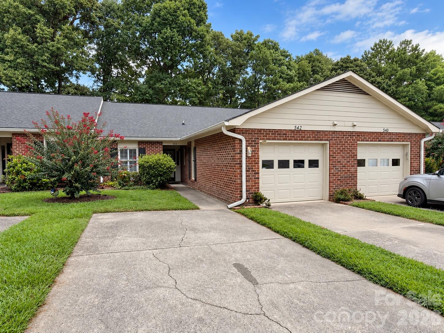 542 Camrose Circle NE — photo