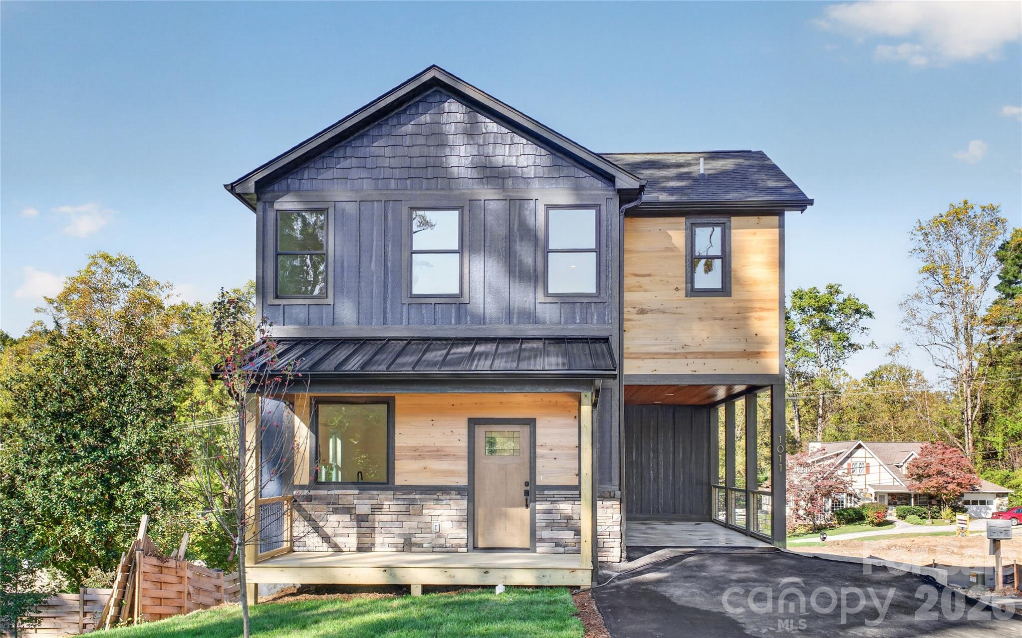 1011 Fassifern Court — photo