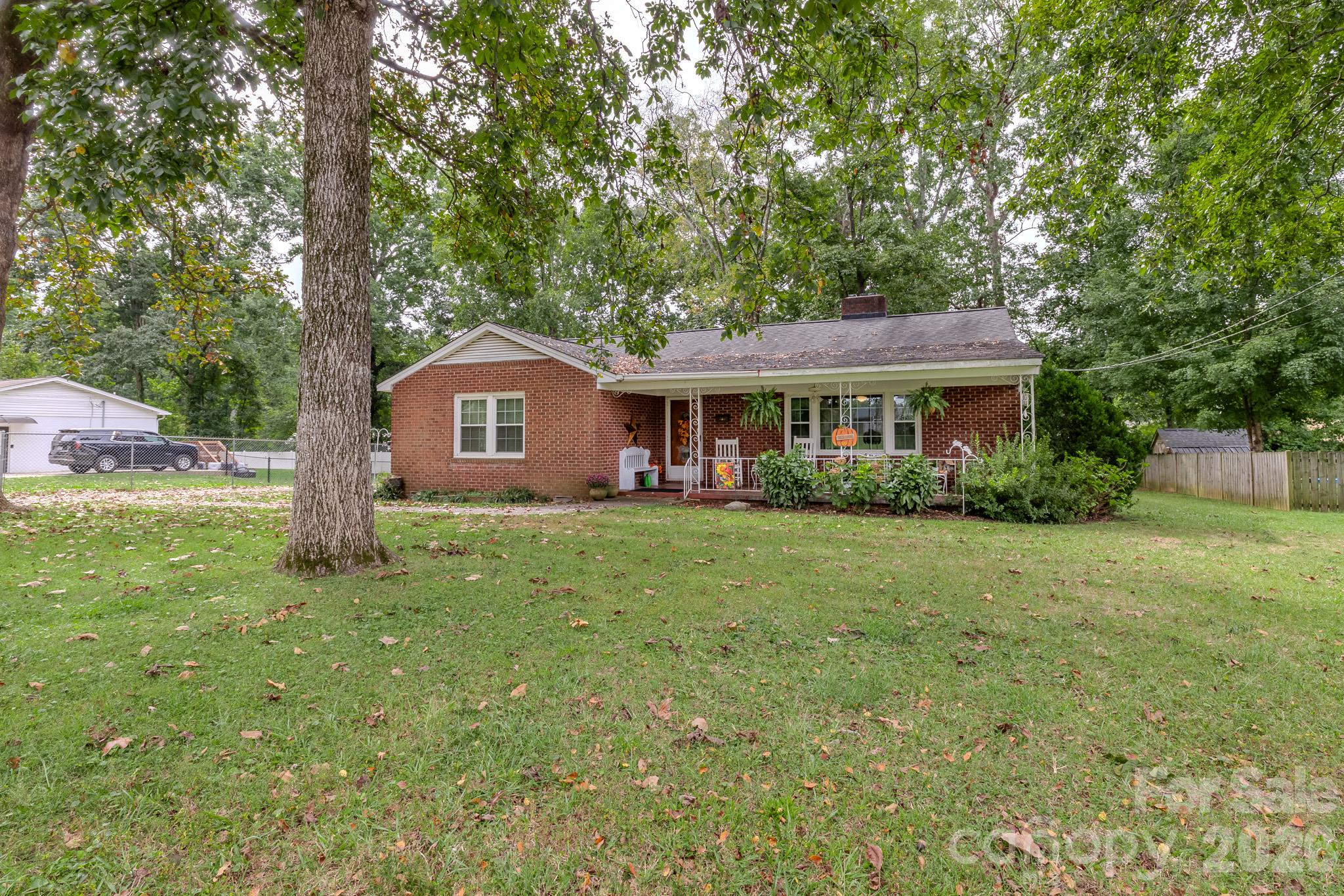 1004 Woodside Drive — photo