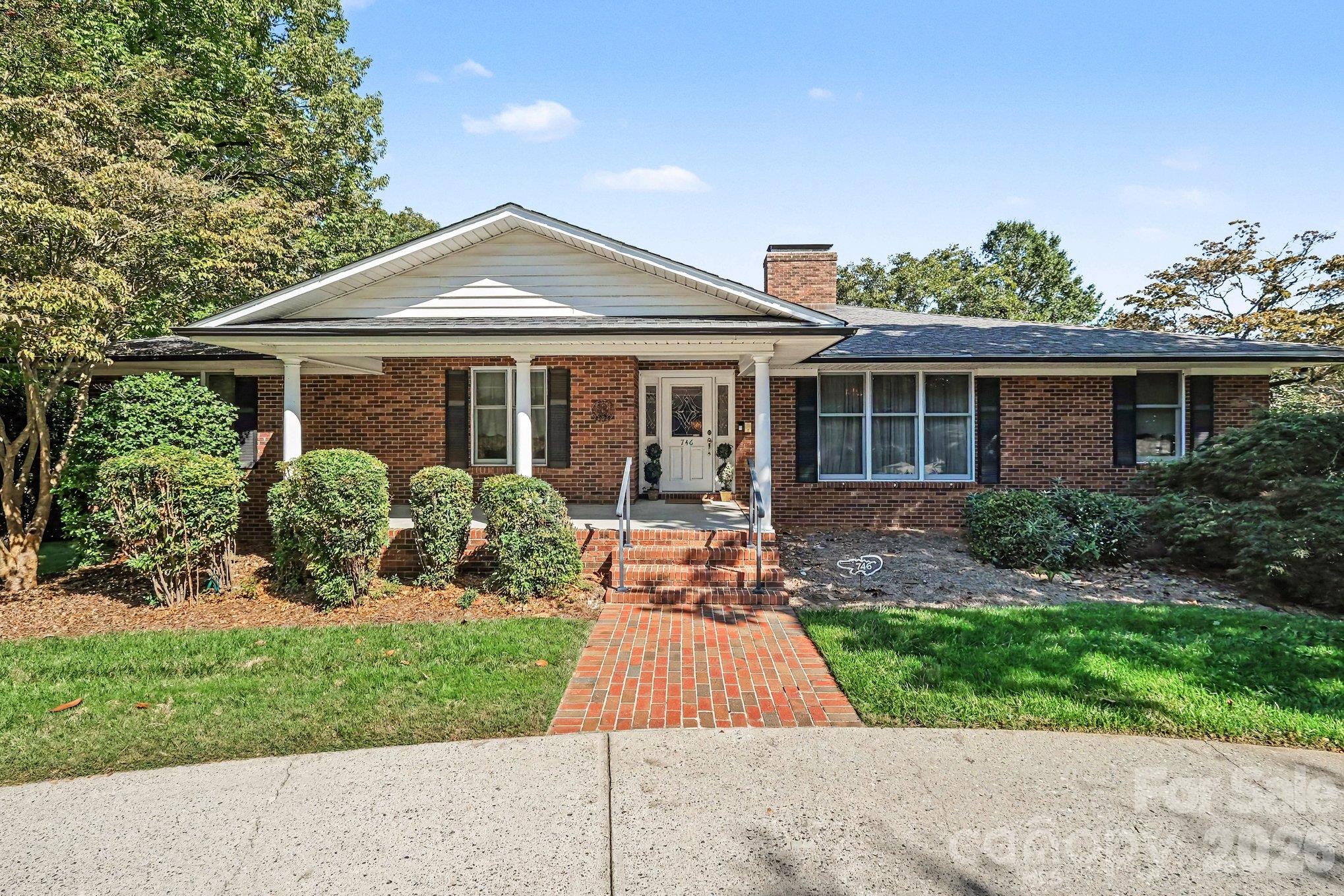 746 Grandview Drive NE — photo