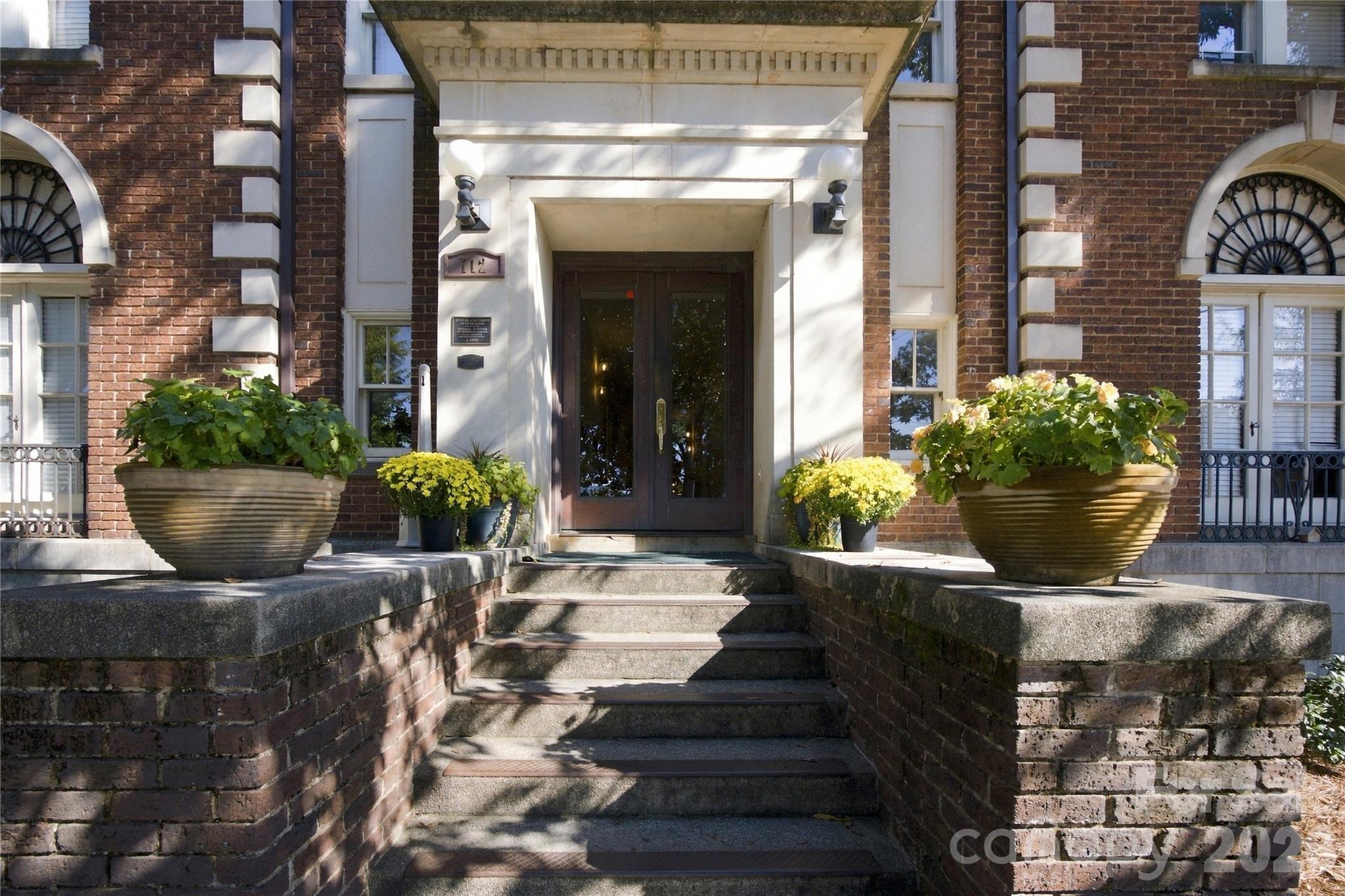 712 Louise Avenue Unit 204 — photo