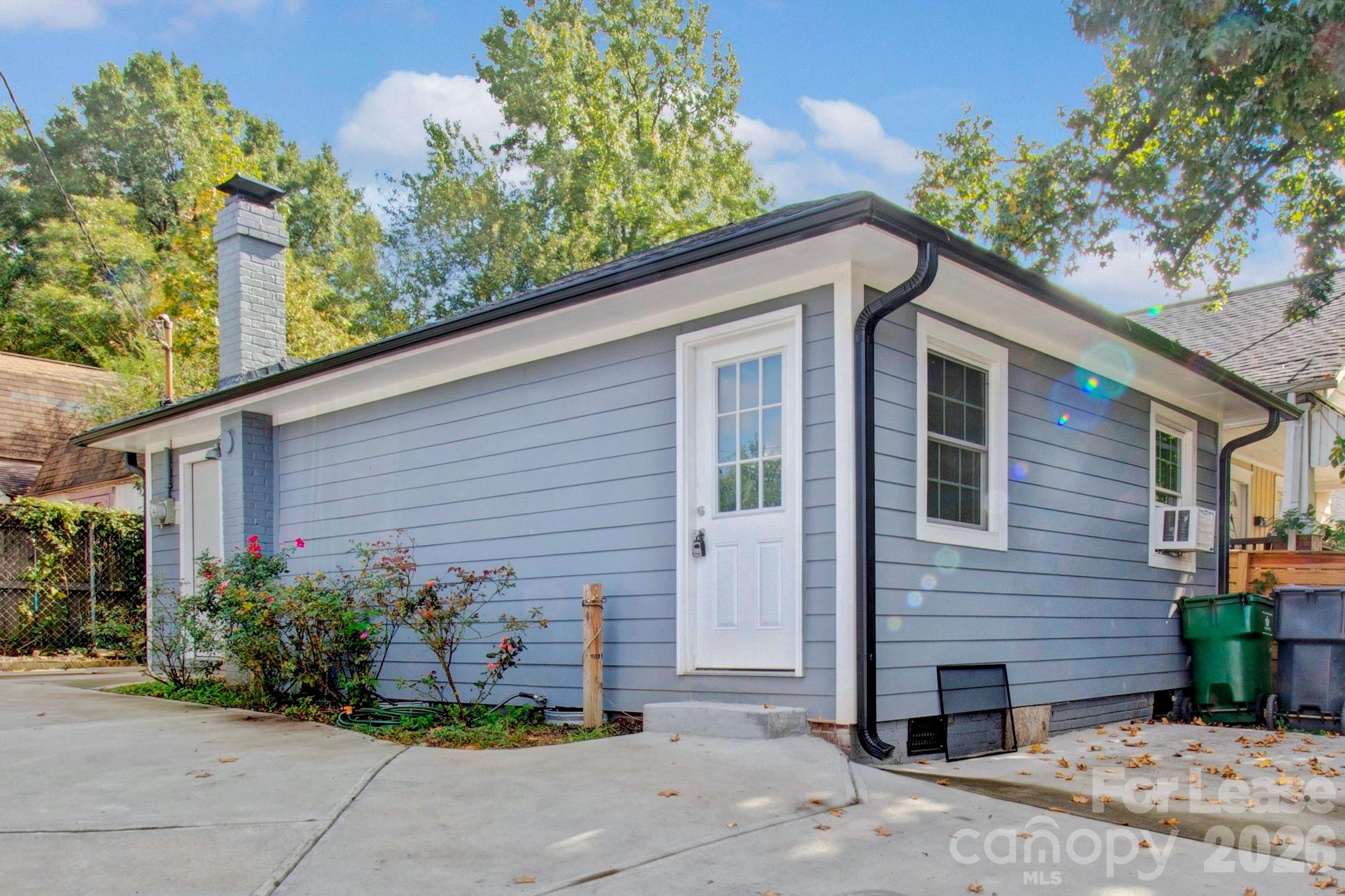 1740 Hawthorne Lane — photo