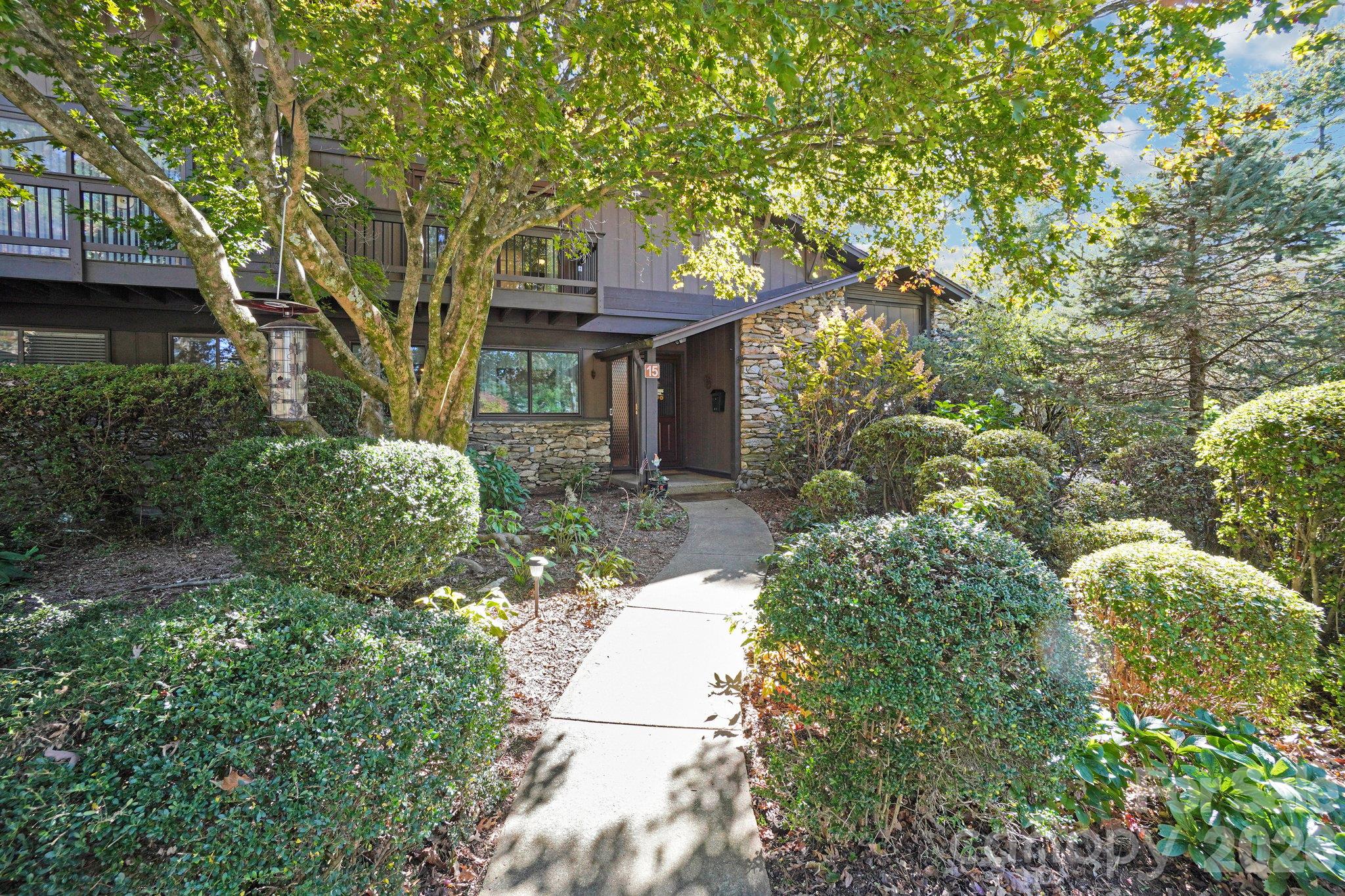 82 Laurelwood Circle W — photo