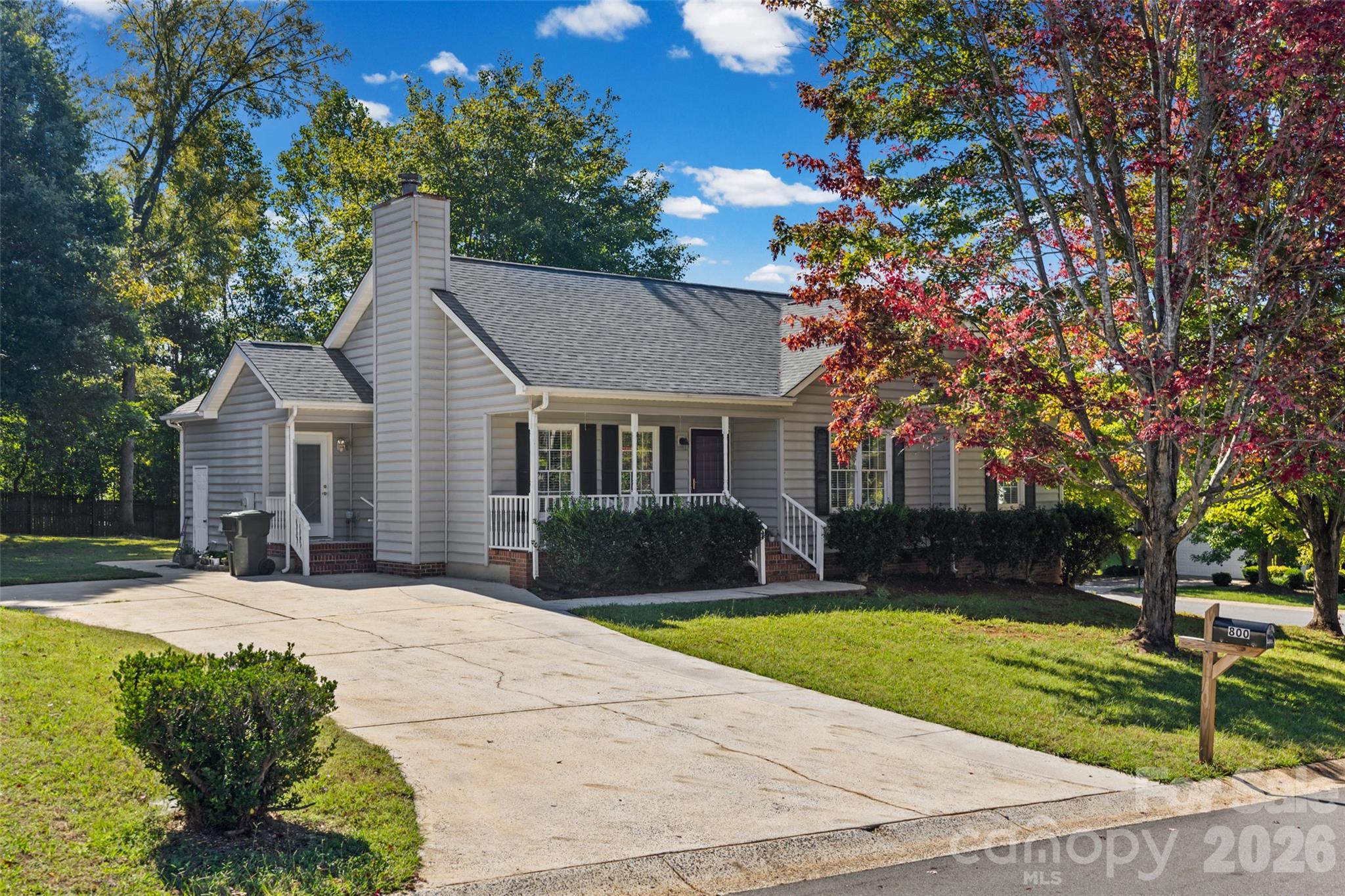 800 Thistledown Drive — photo