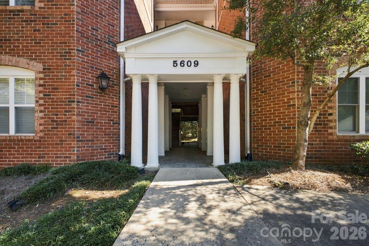 5609 Fairview Road Unit 5 — photo