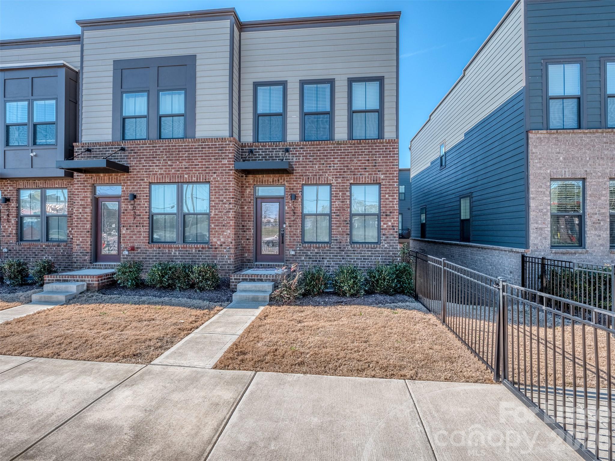 1033 Simcoe Lane — photo