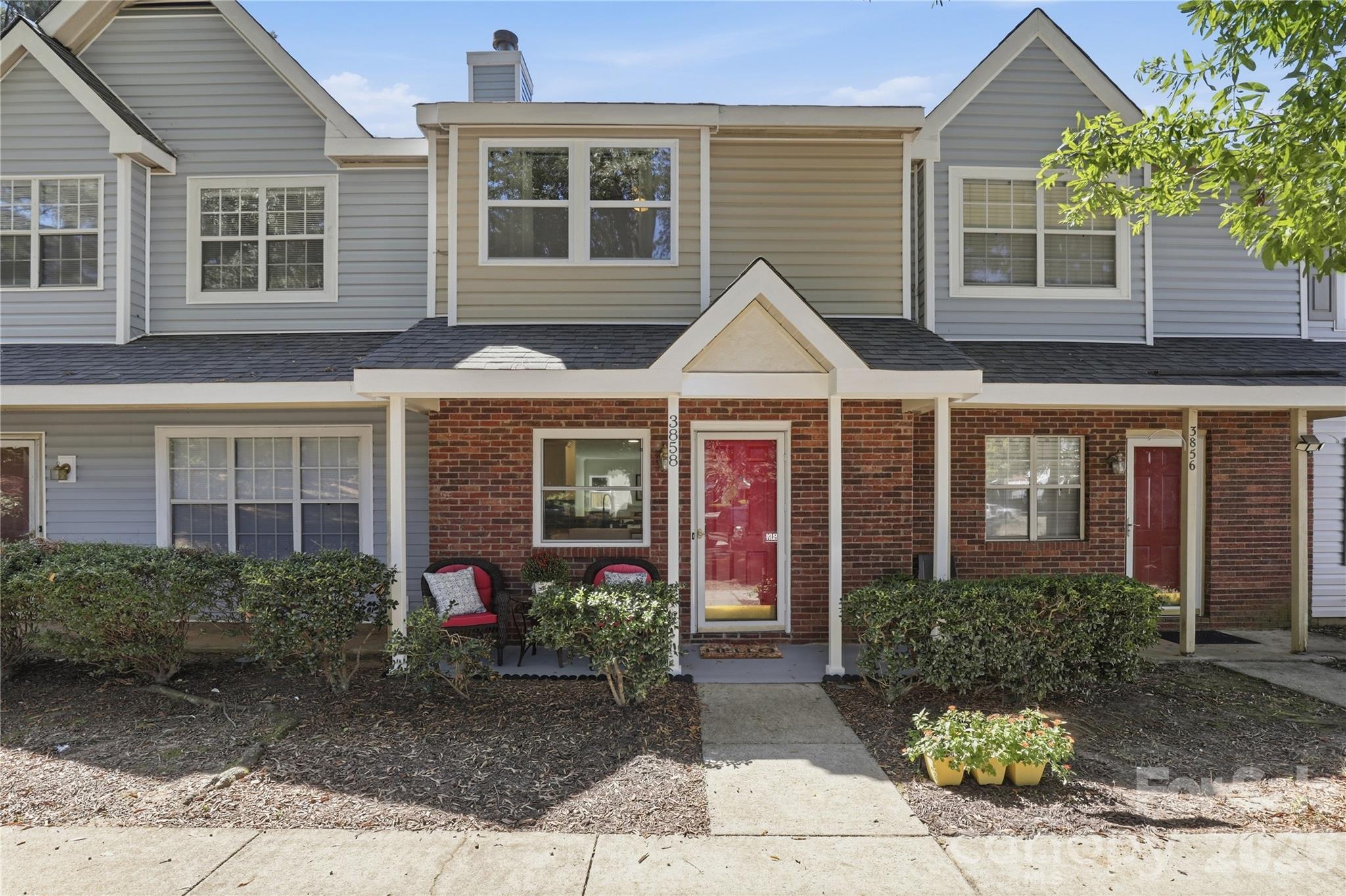 3858 Mosscroft Lane — photo