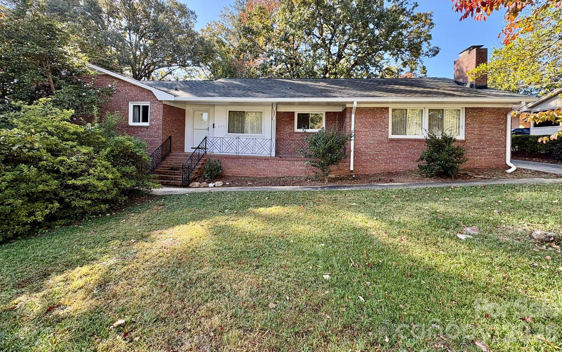 2565 Pinewood Road — photo