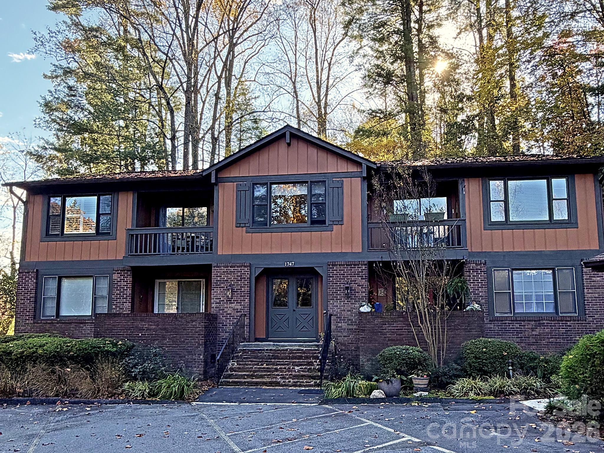 1747 Haywood Manor Road — photo