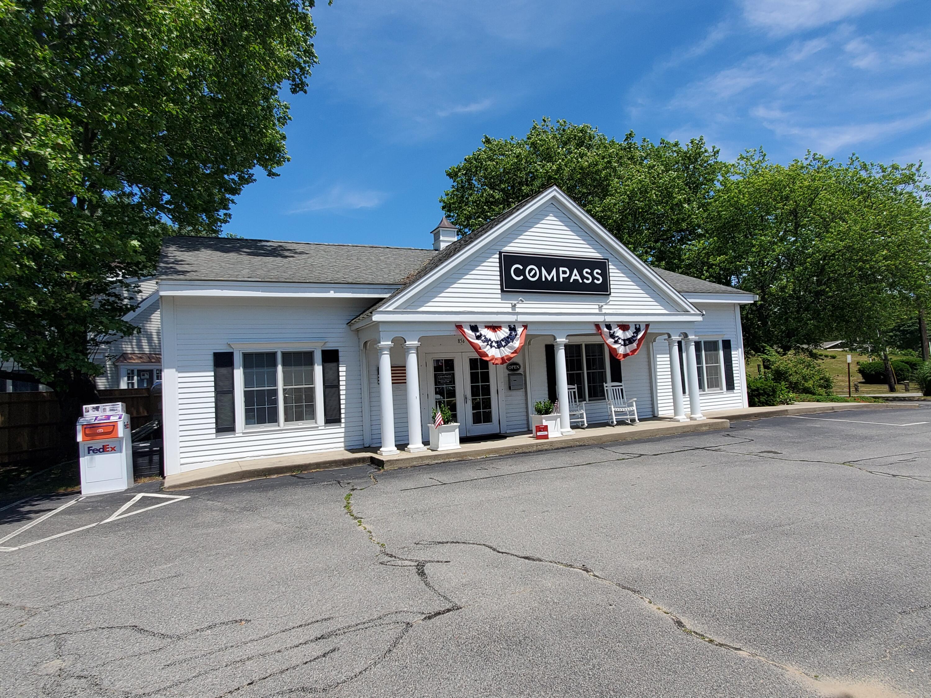 856 Main Street — photo