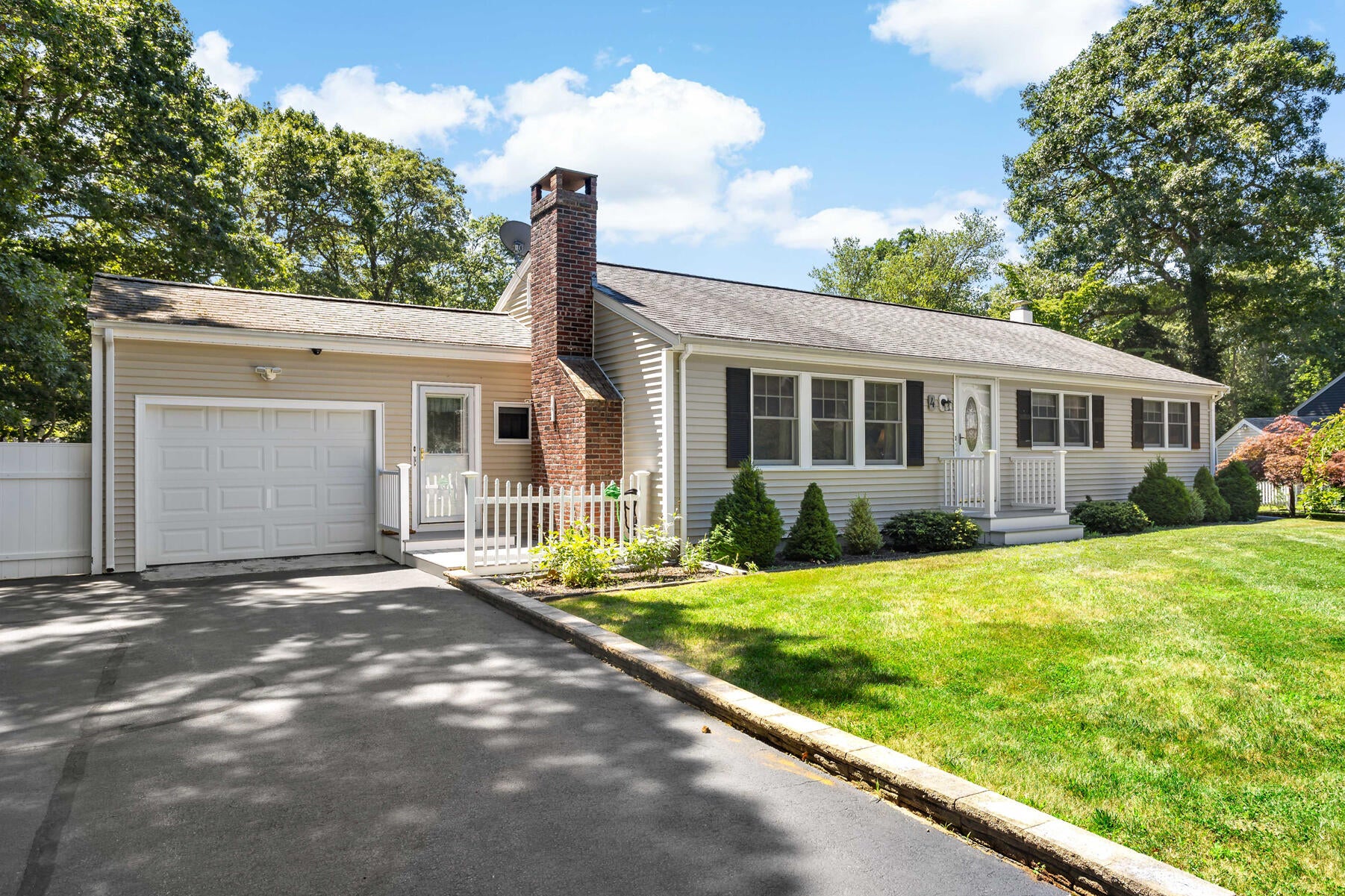 4 Deepwood Drive — photo