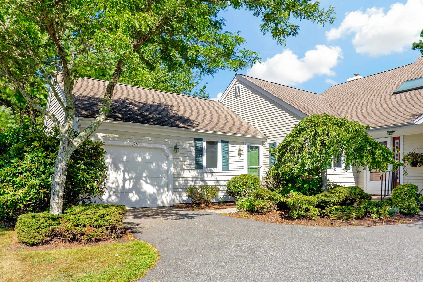125 Leisure Green Drive N — photo