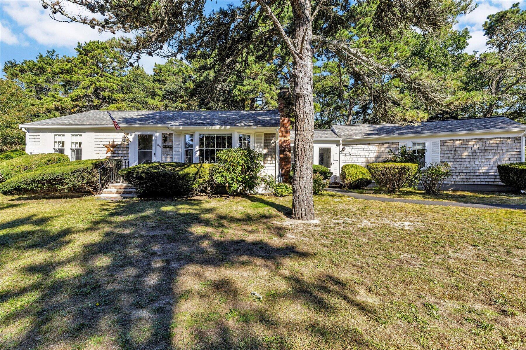 686 Queen Anne Road — photo