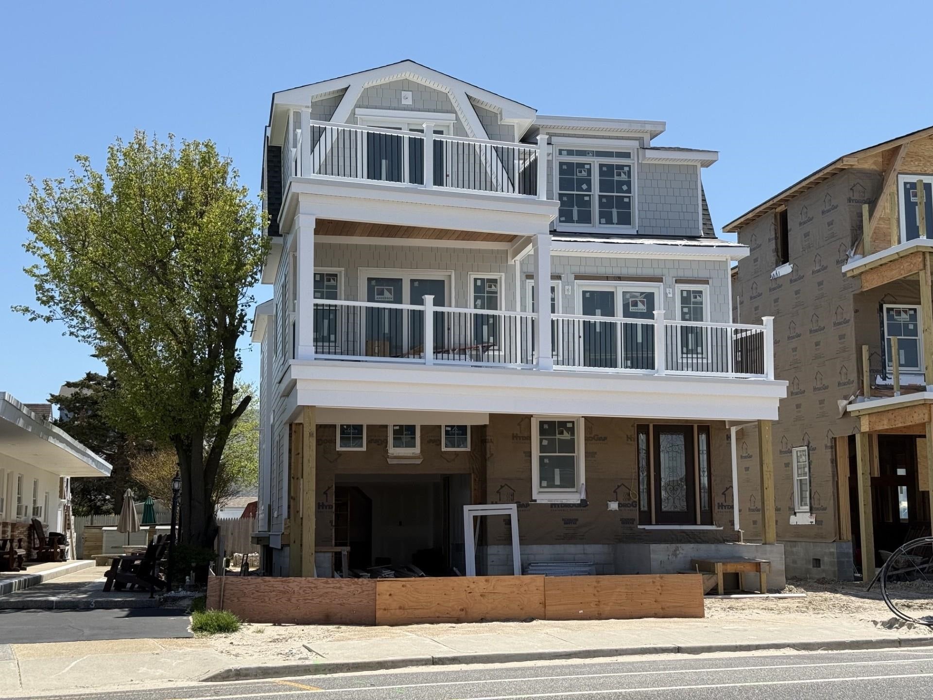 8007 Seaview Avenue — photo