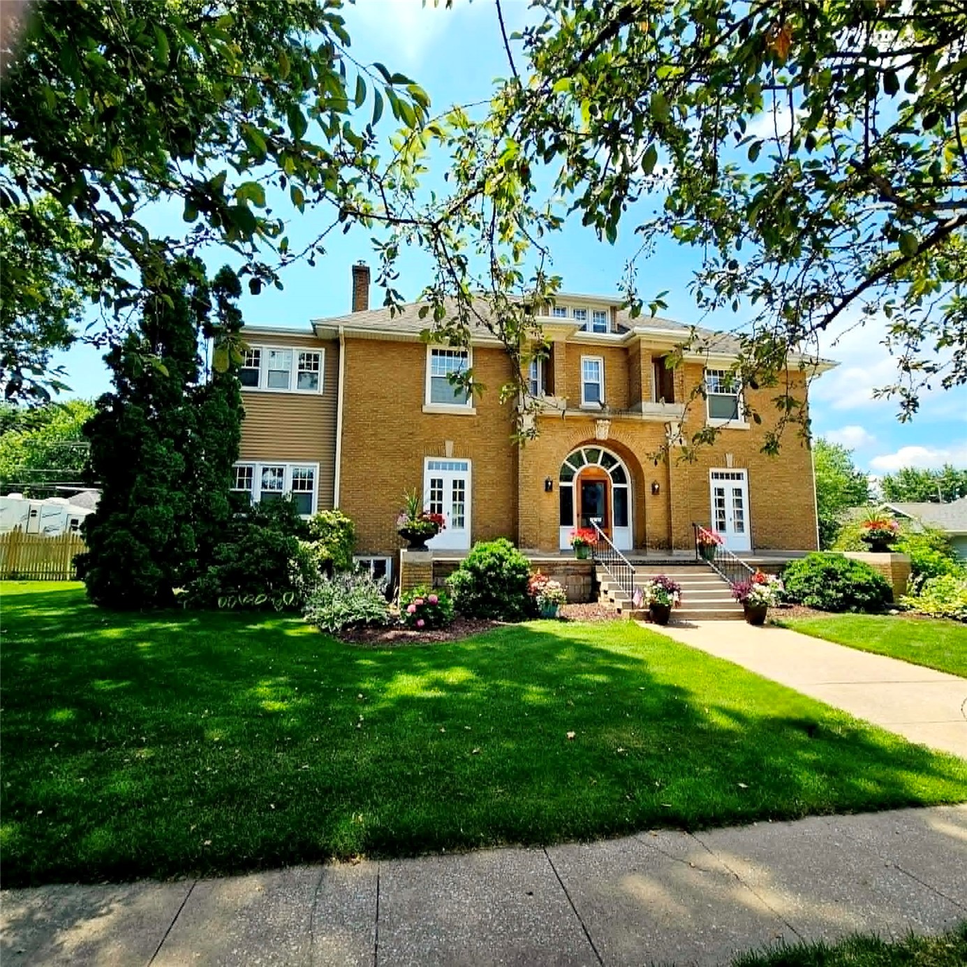 215 E Market Street — photo