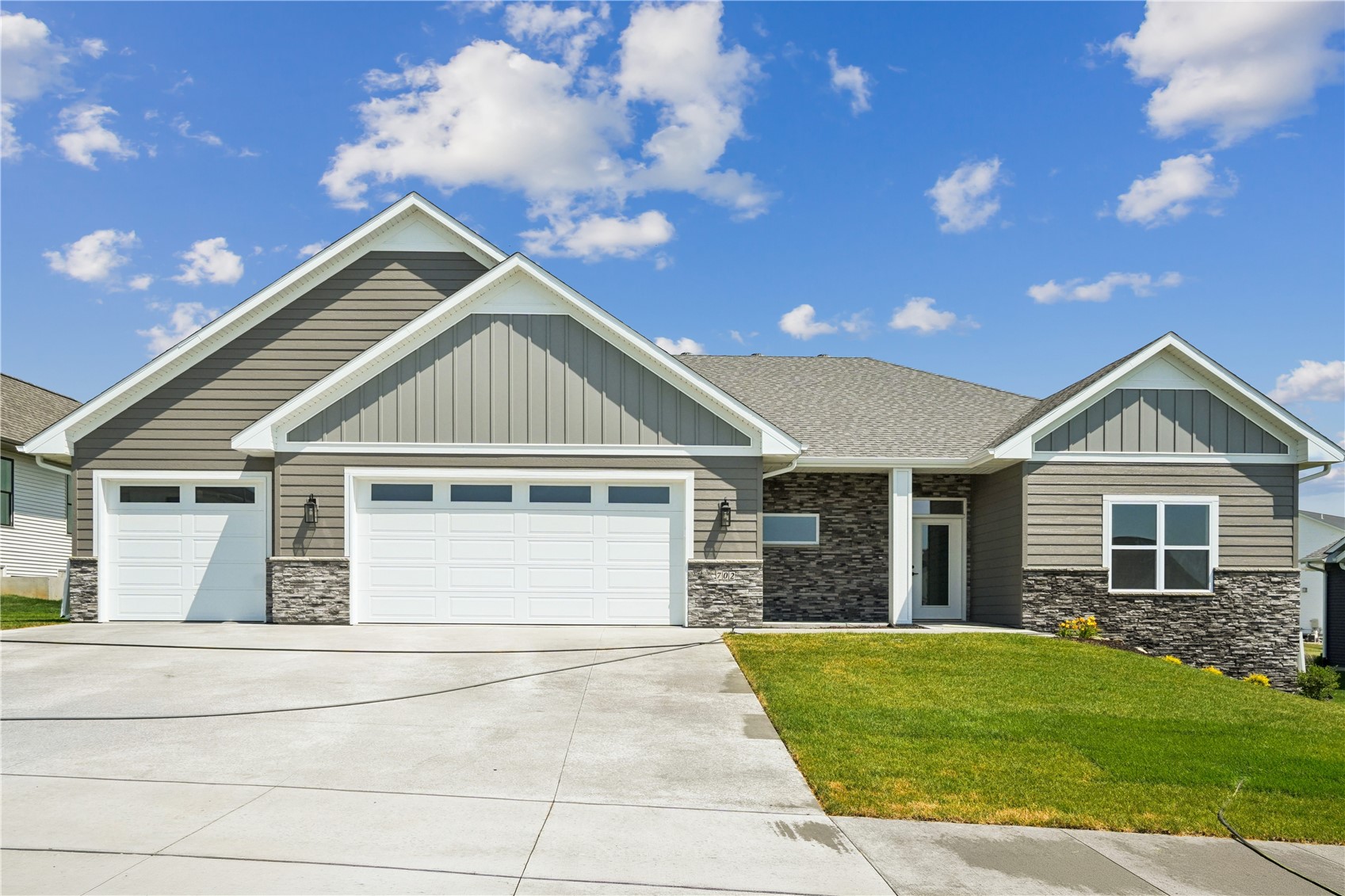 702 Lakeview Court — photo