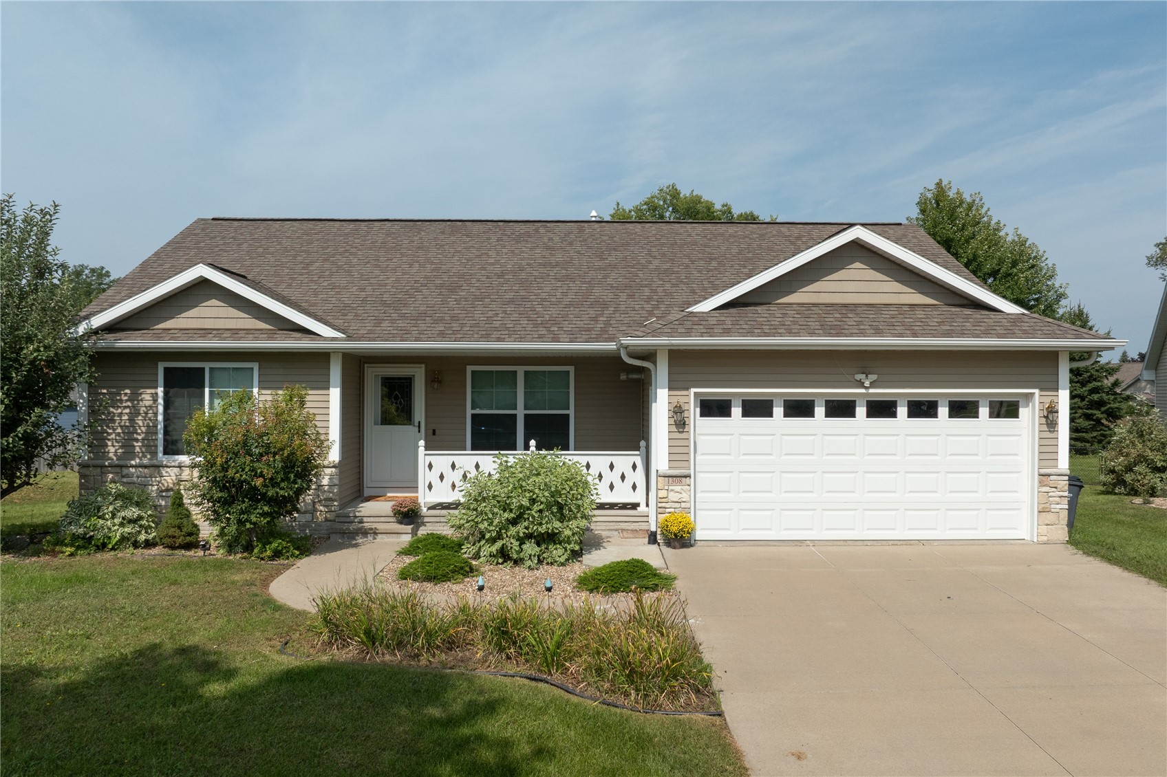 1308 Deer Run NE — photo