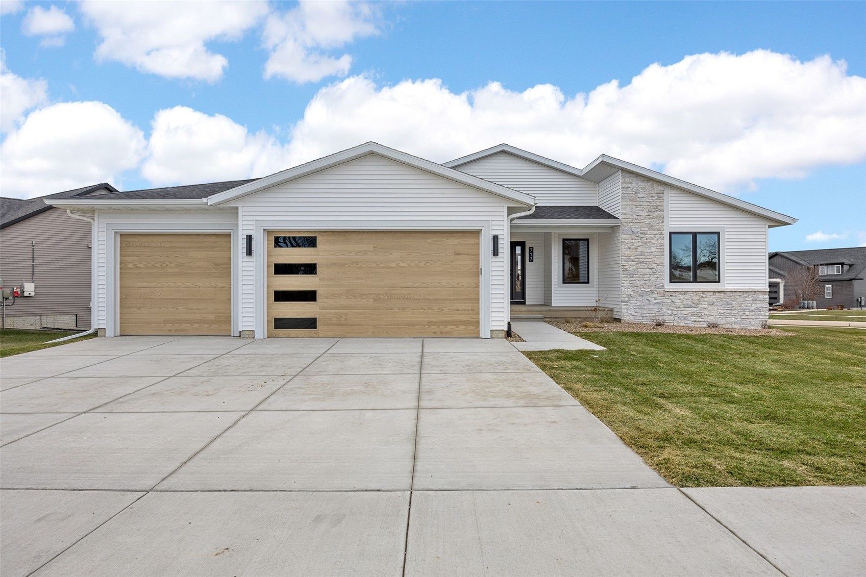 717 Pointer Circle, Center Point, IA 52213 — photo 2