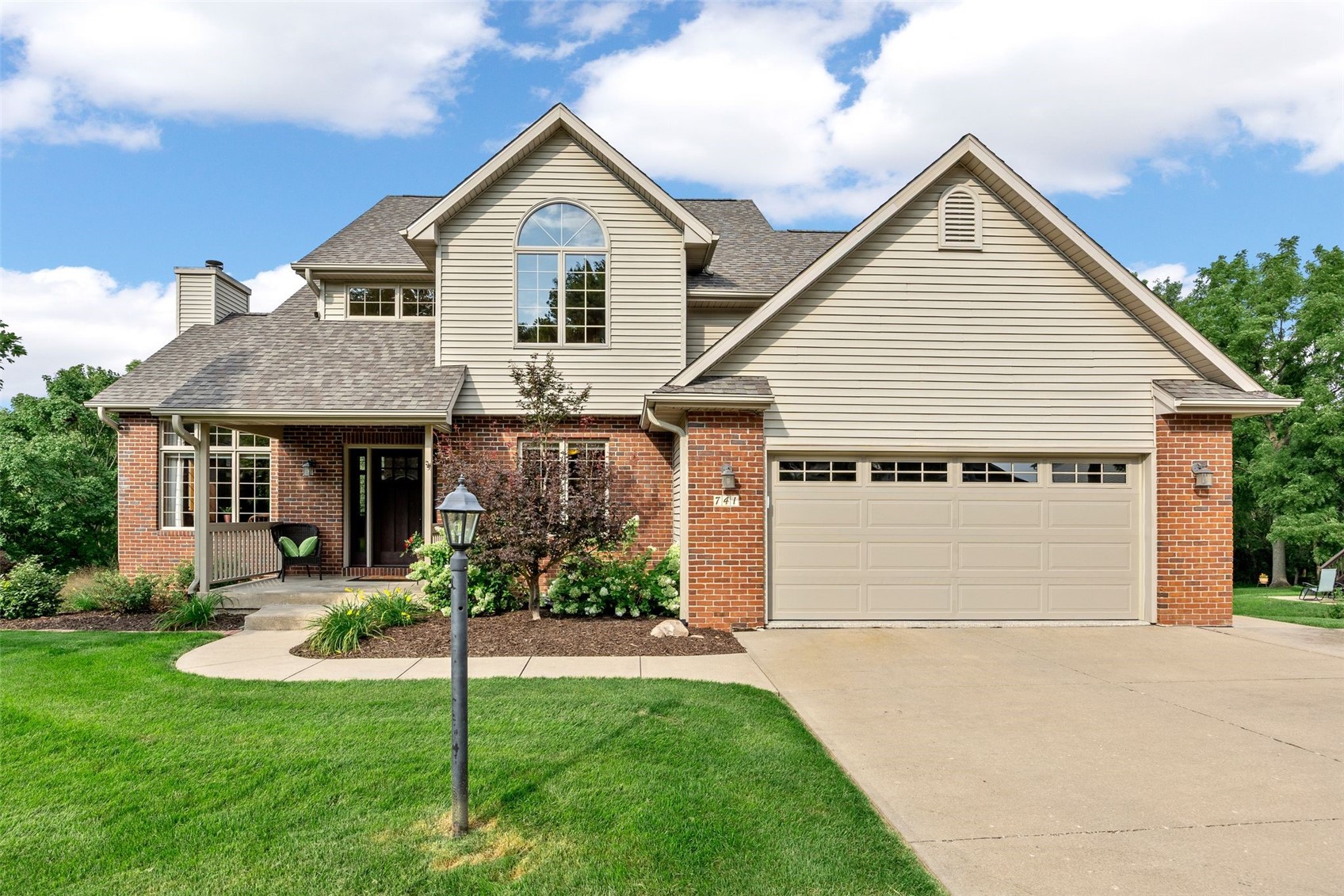 741 Arlington Dr — photo