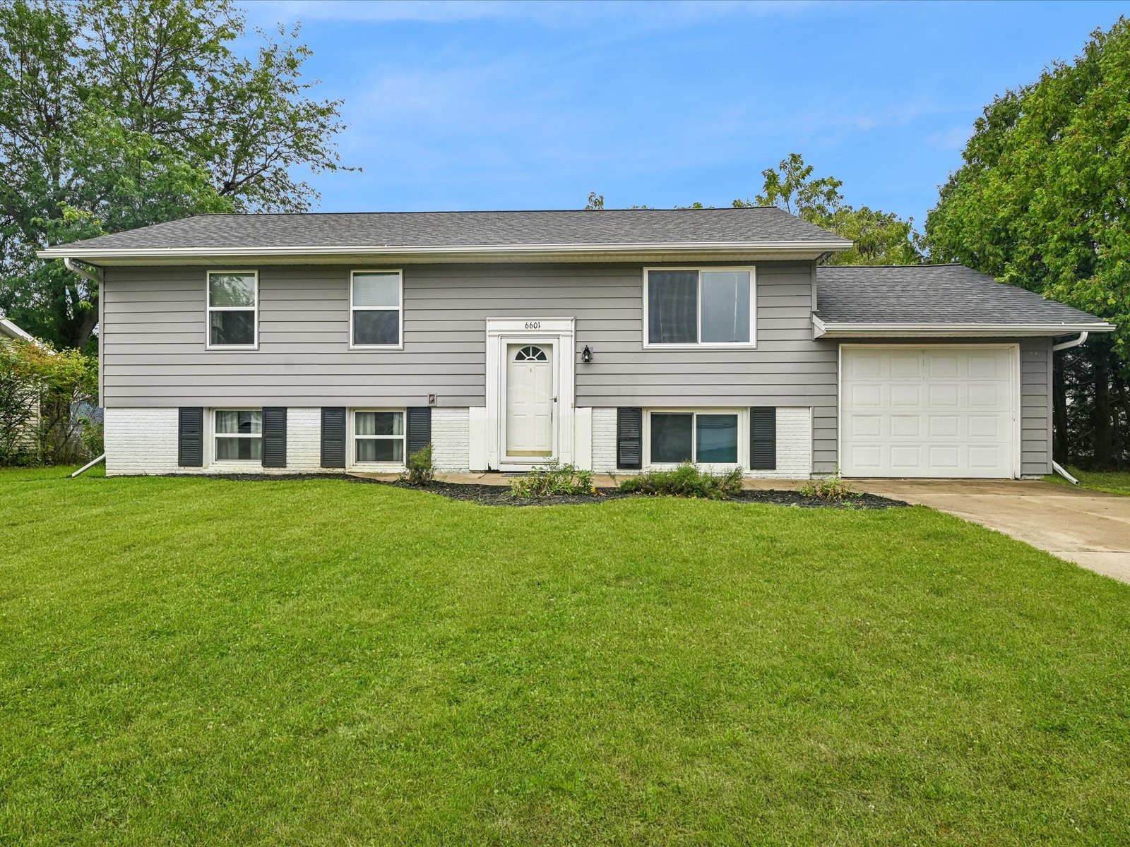 6601 Arbor Lane NE — photo