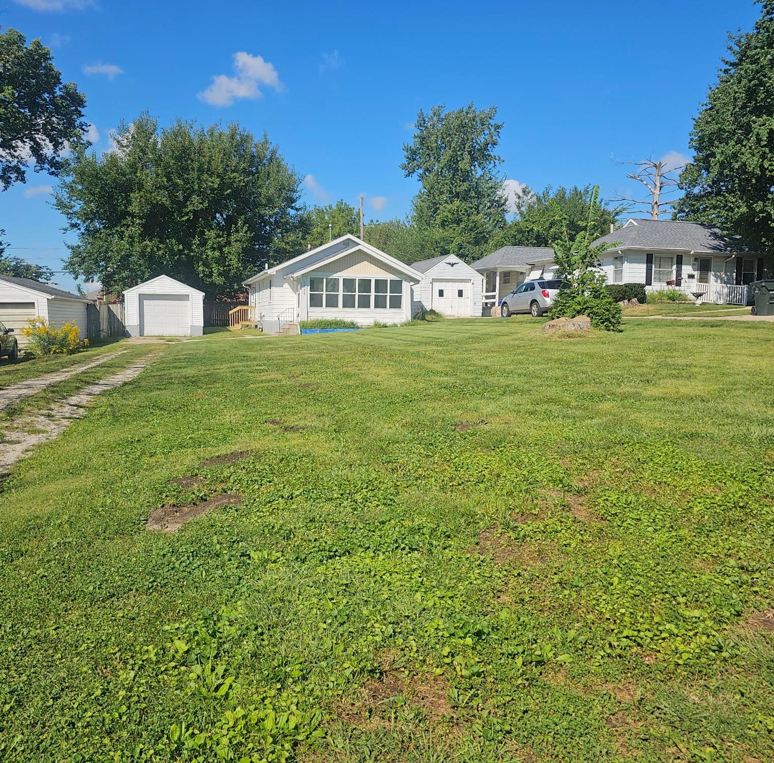 1325 Maplewood Drive NE — photo