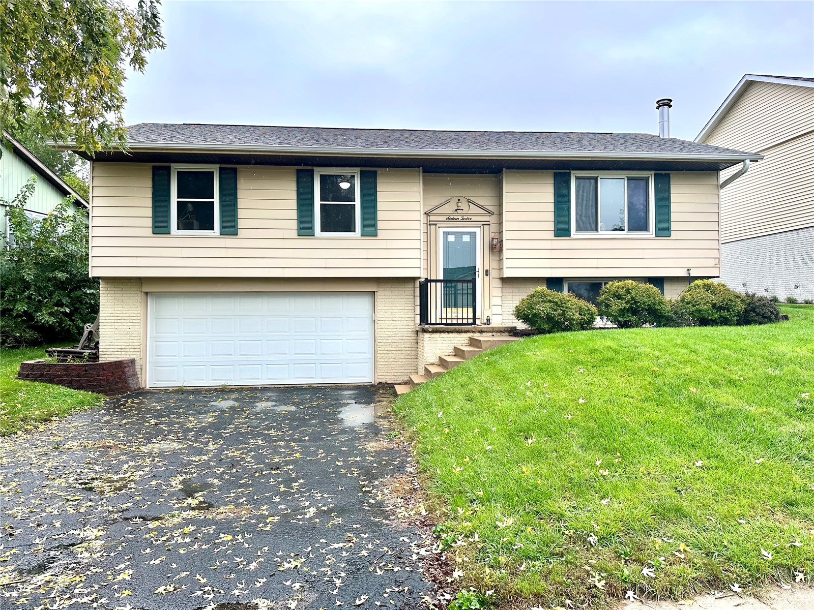 1612 Parkwood Lane NE — photo