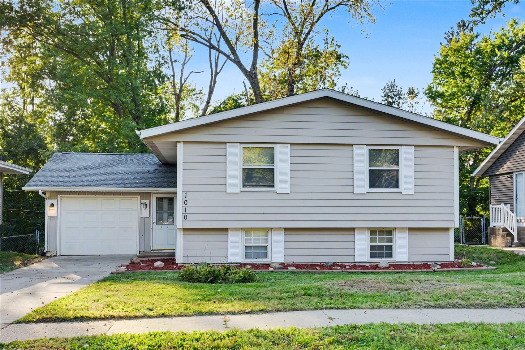 1010 Pawnee Dr NW — photo