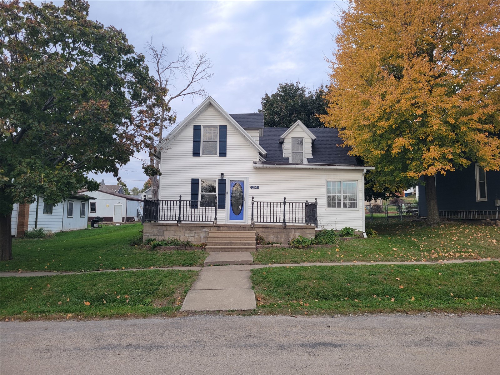 214 Center St — photo