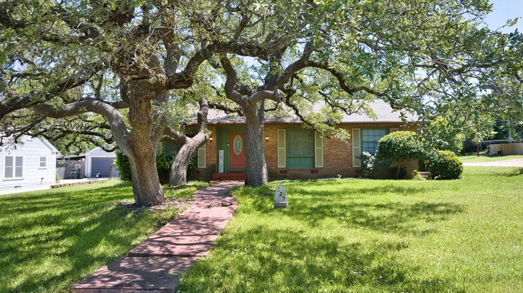 325 E Rainey, Mason, TX 76856 — photo 2