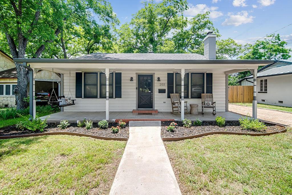 203 W Travis St — photo