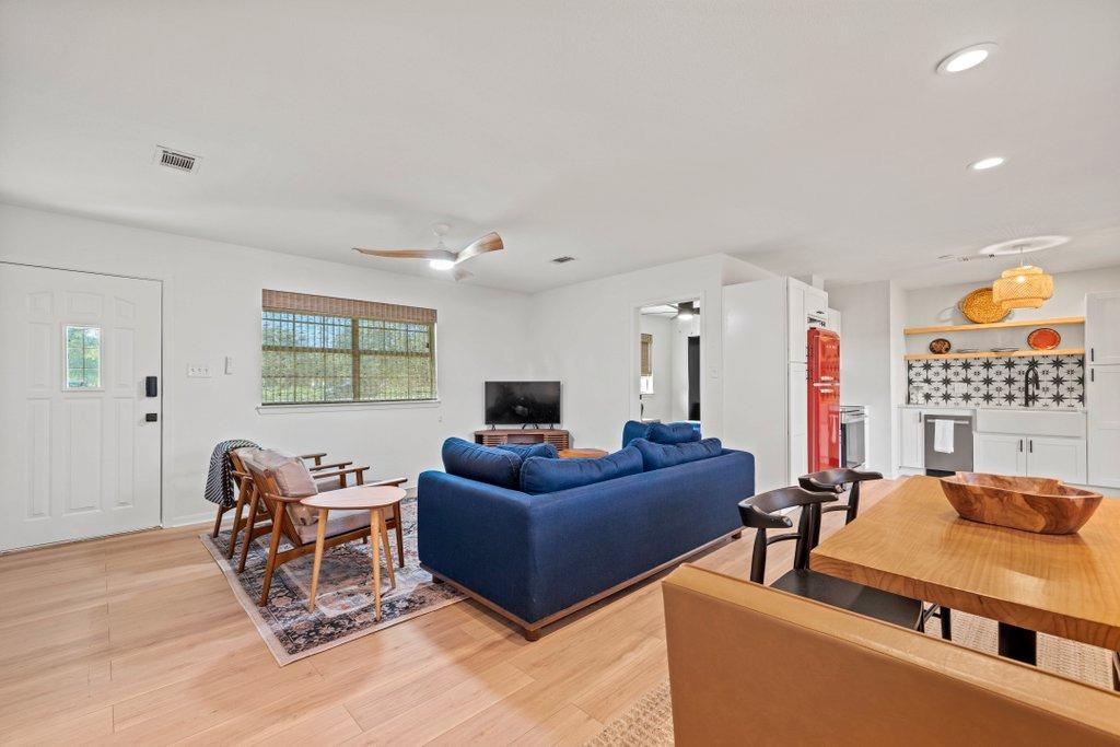 512 W Pecan St — photo