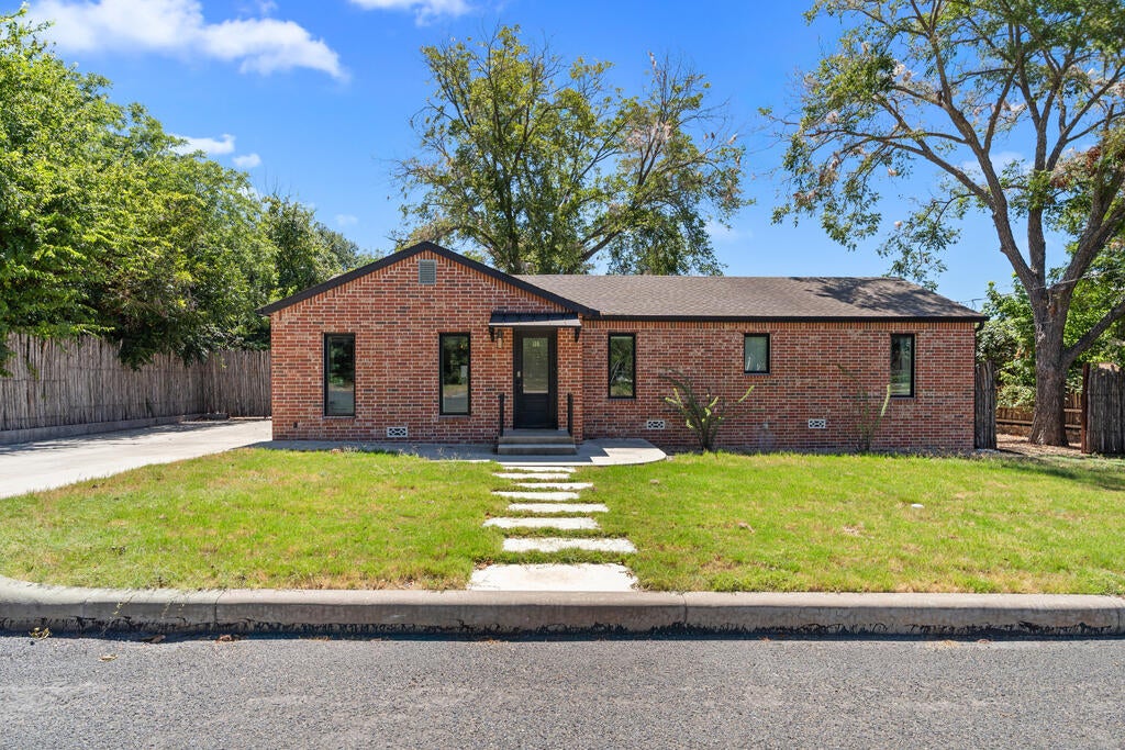 109 S Bowie — photo