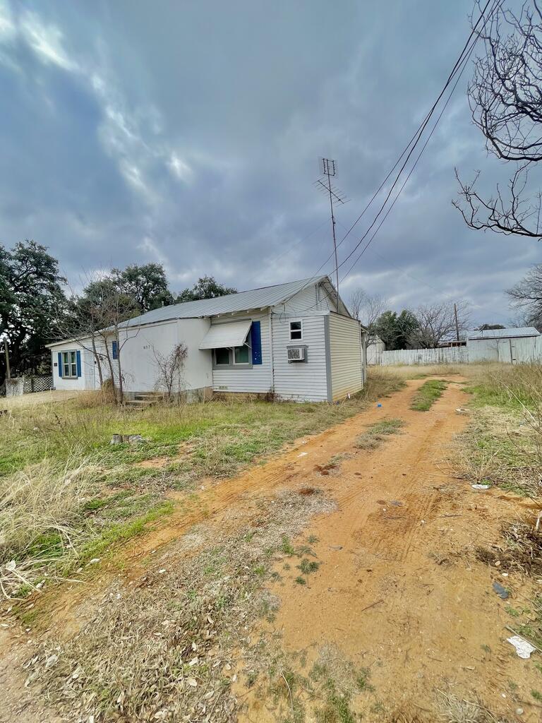 807 E Anniston, Llano, TX 78643 — photo 2